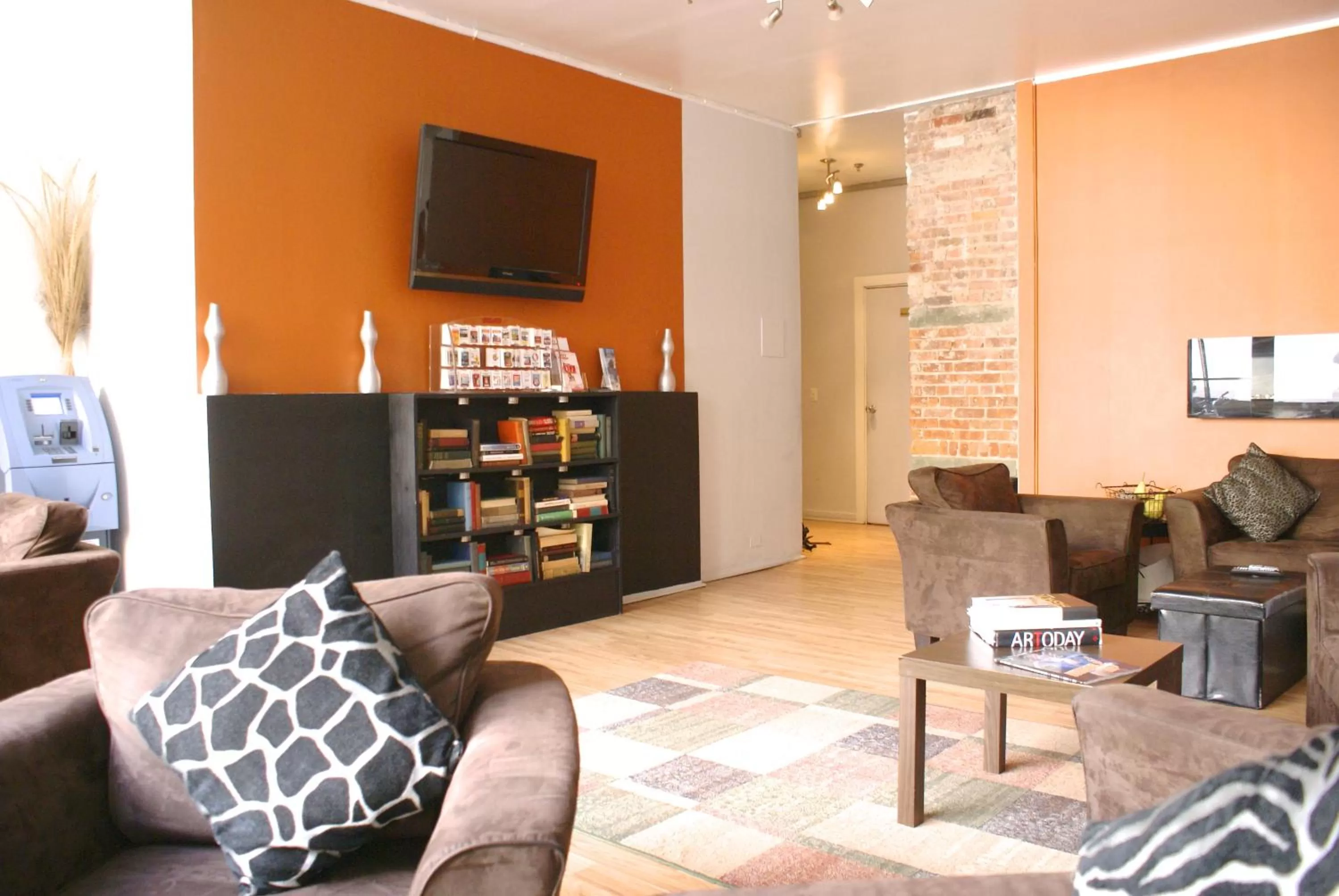 TV and multimedia in Off SoHo Suites Hotel