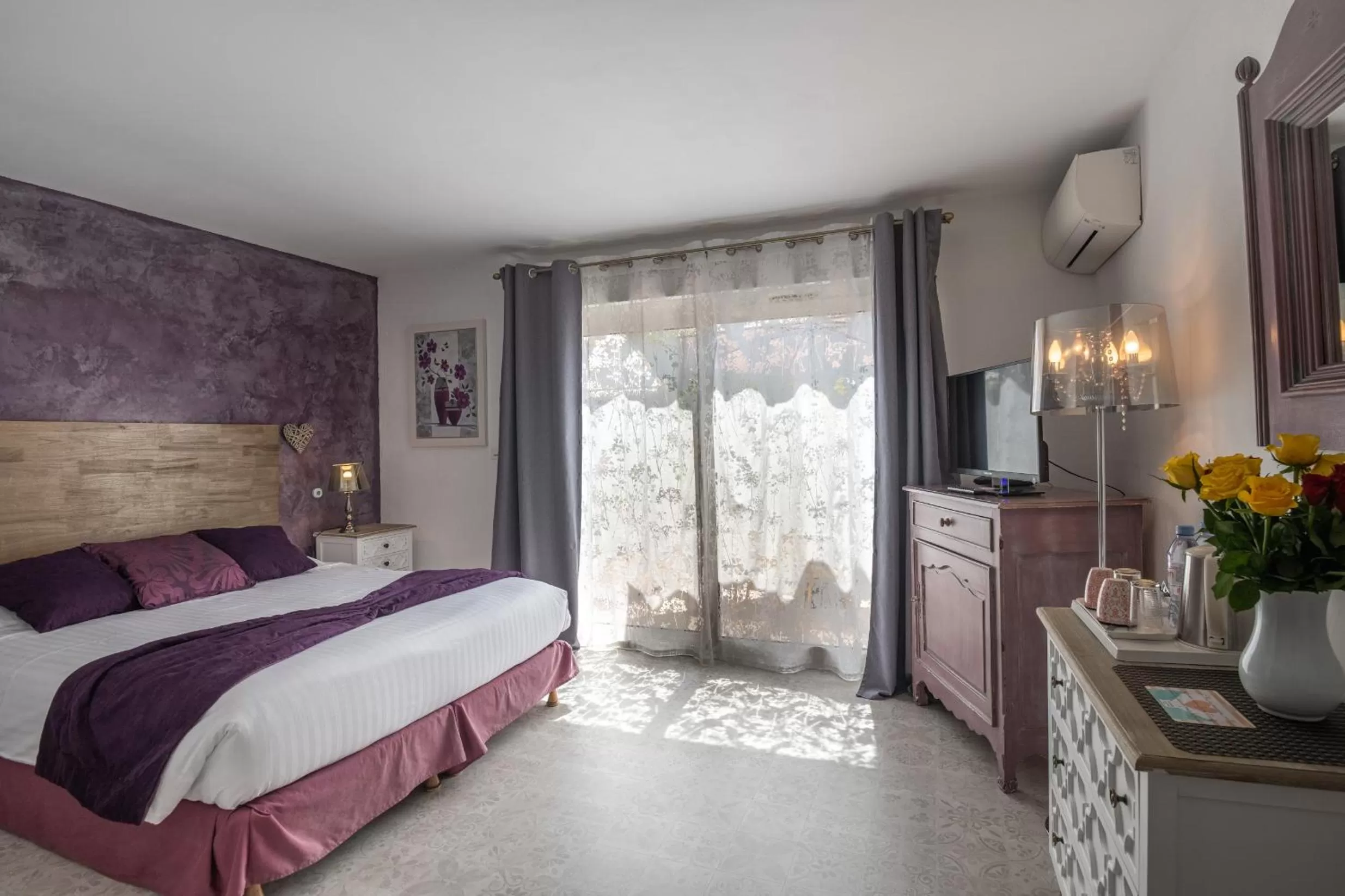 Photo of the whole room, Bed in Les Bastides Saint Paul