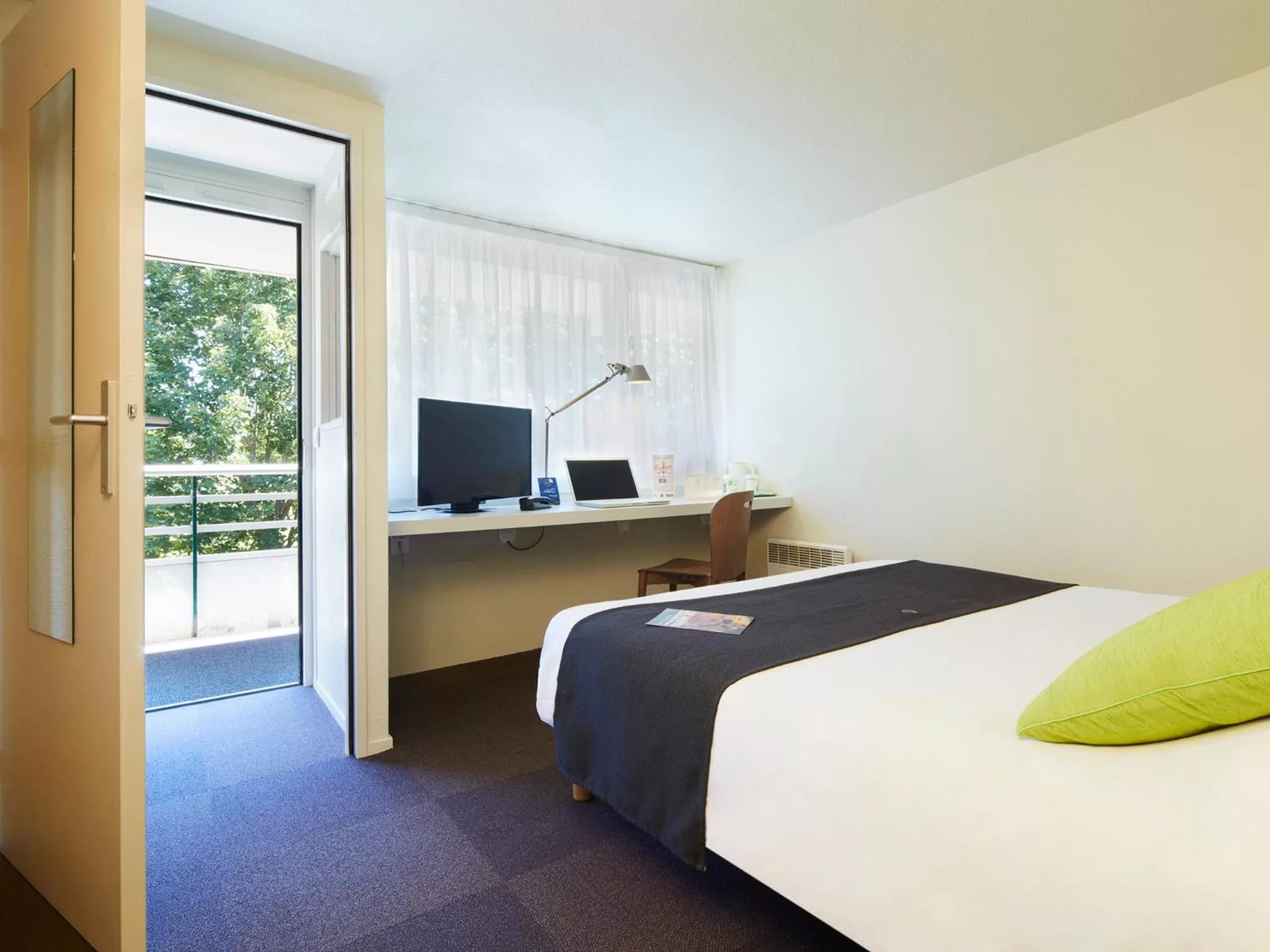 Photo of the whole room, Bed in Campanile Poitiers - Site du Futuroscope