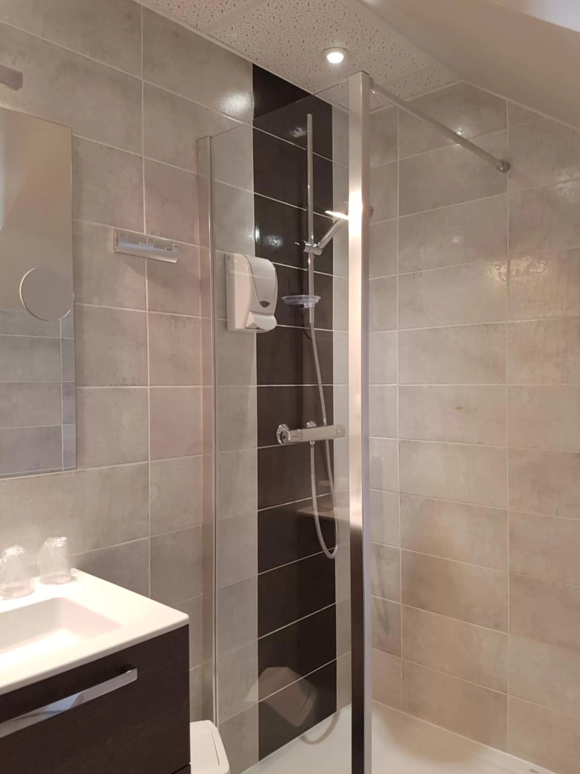 Bathroom in Logis Hôtel Restaurant du Midi - Rodez Centre