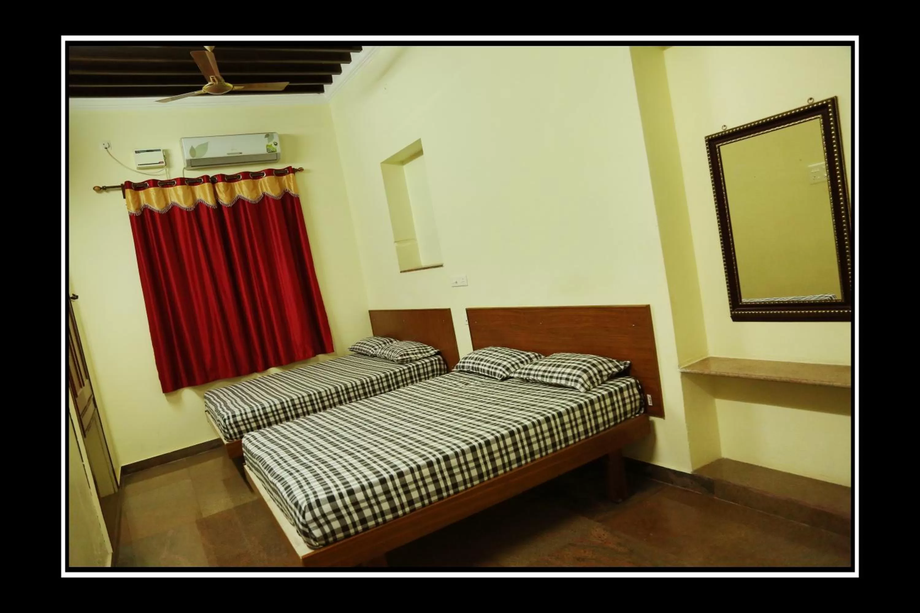 Photo of the whole room, Bed in Pattiah Naidu Palace