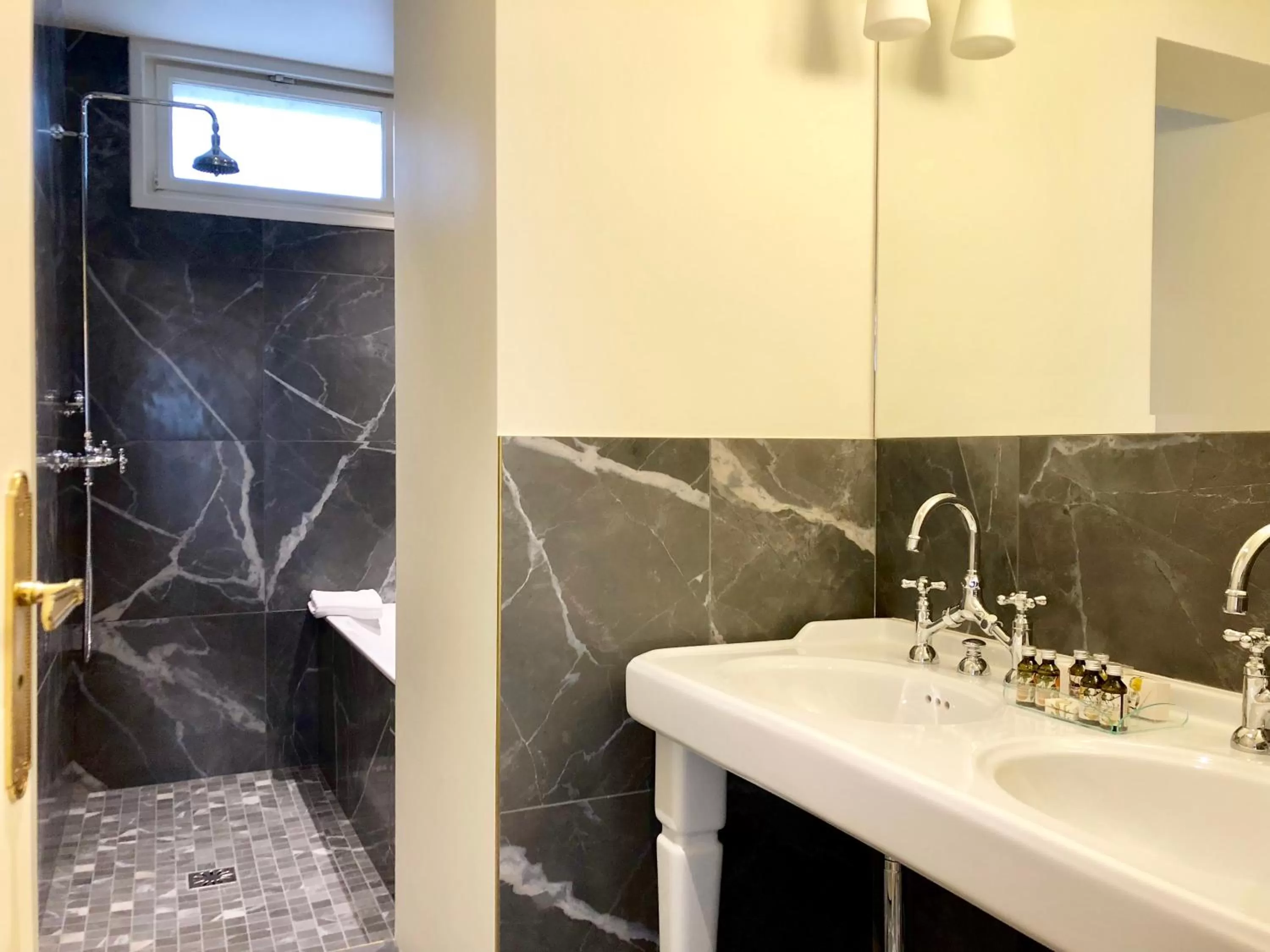 Bathroom in Hôtel Mayfair Paris