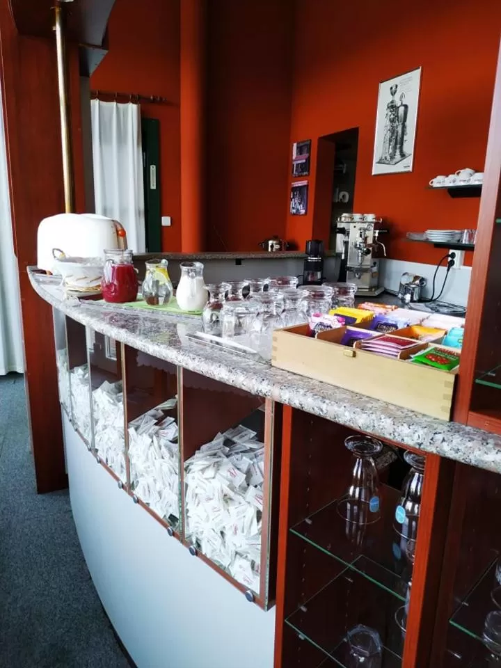 Breakfast, Bathroom in Motel Vega