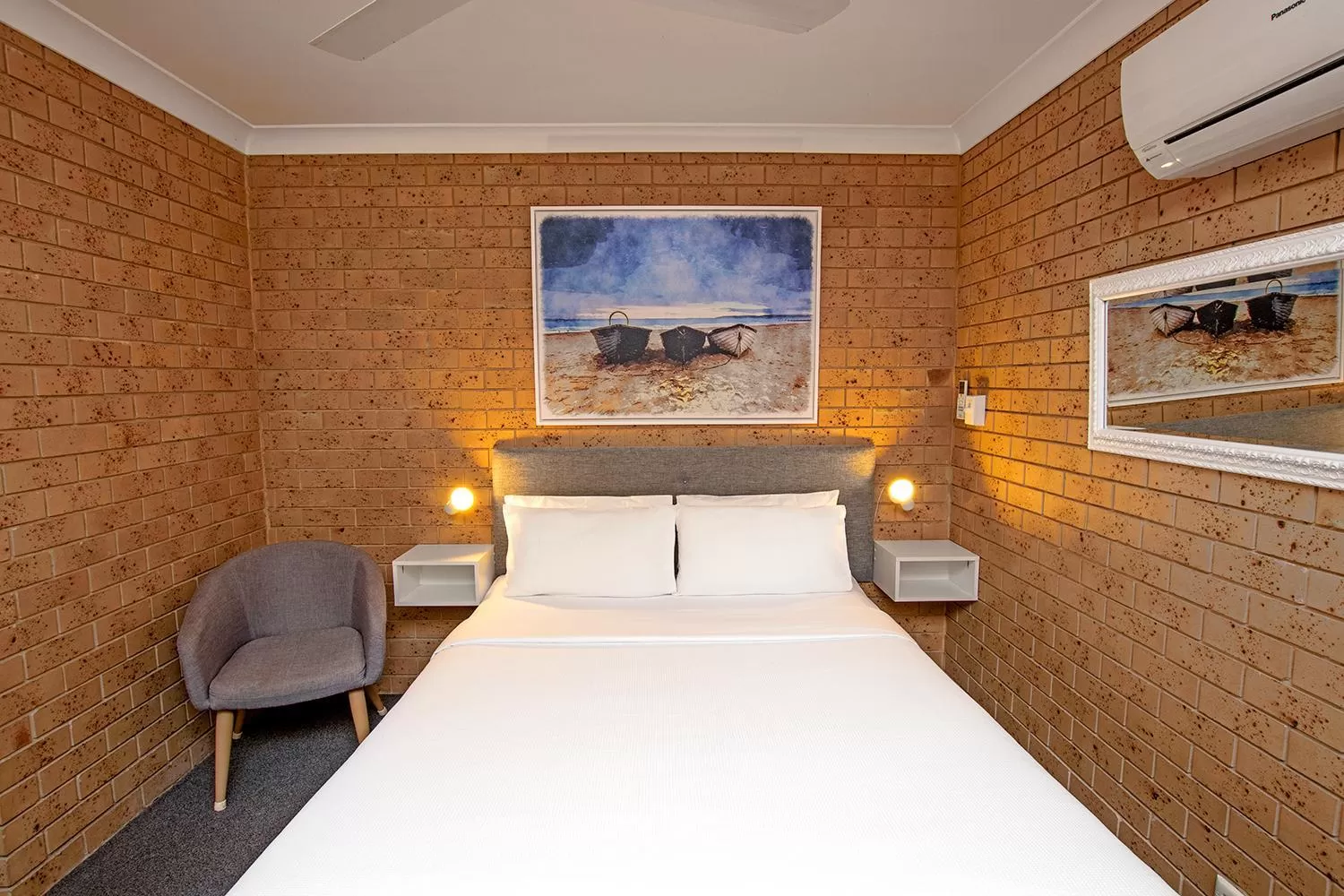 Bedroom, Bed in Coast Inn Motel