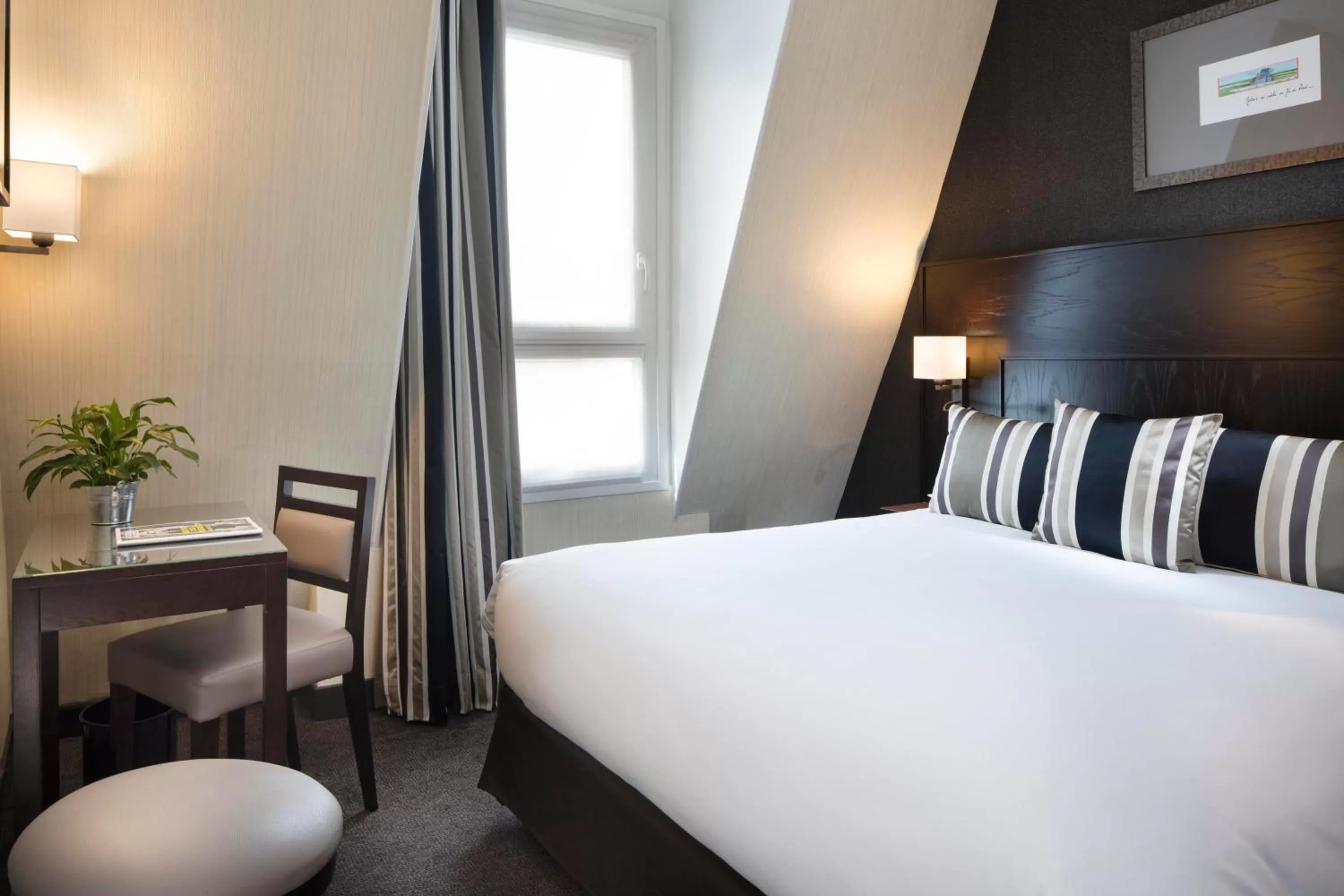 Toilet, Bed in Hôtel Albert 1er Paris Lafayette