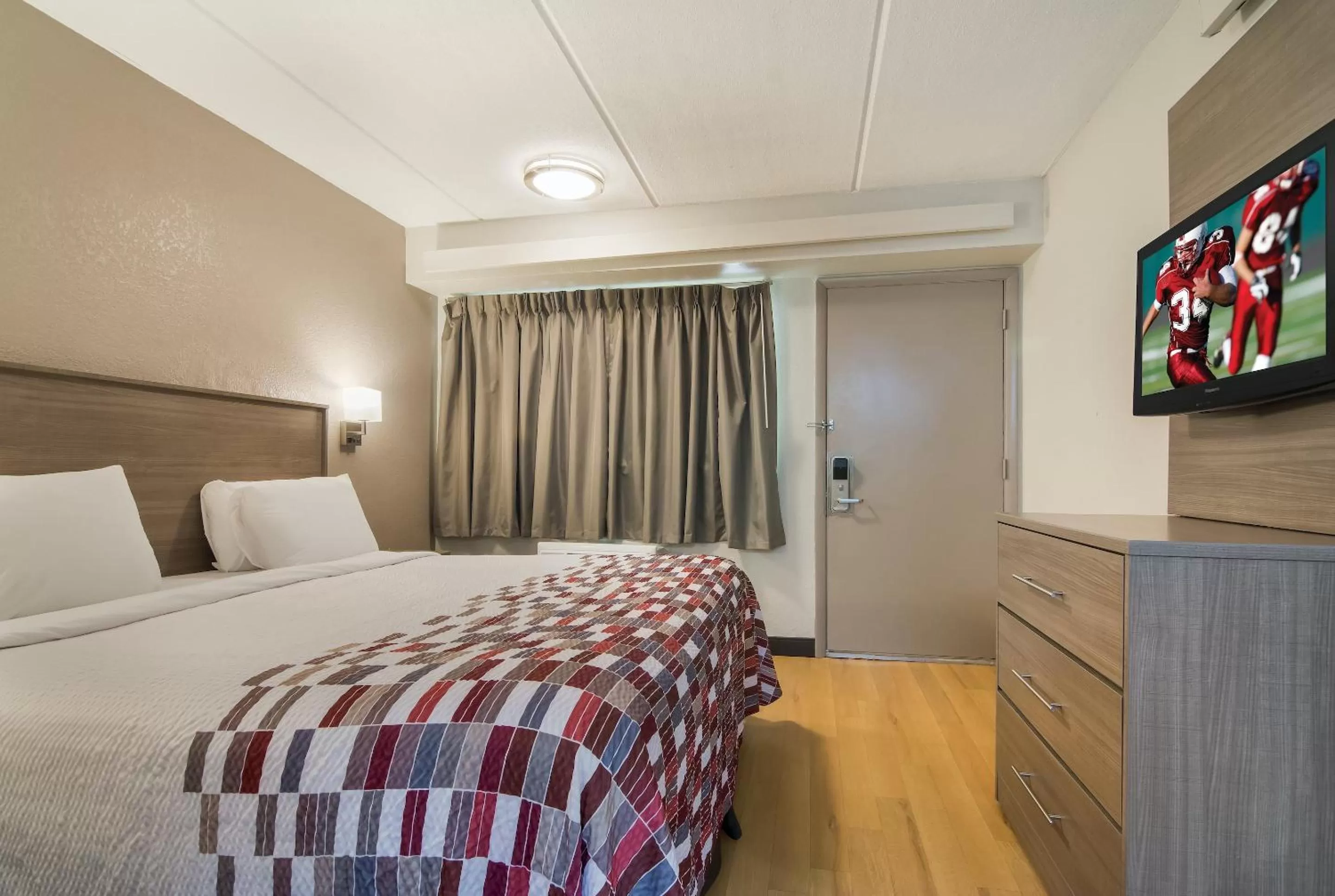 Bedroom, Bed in Red Roof Inn Durham - Triangle Park