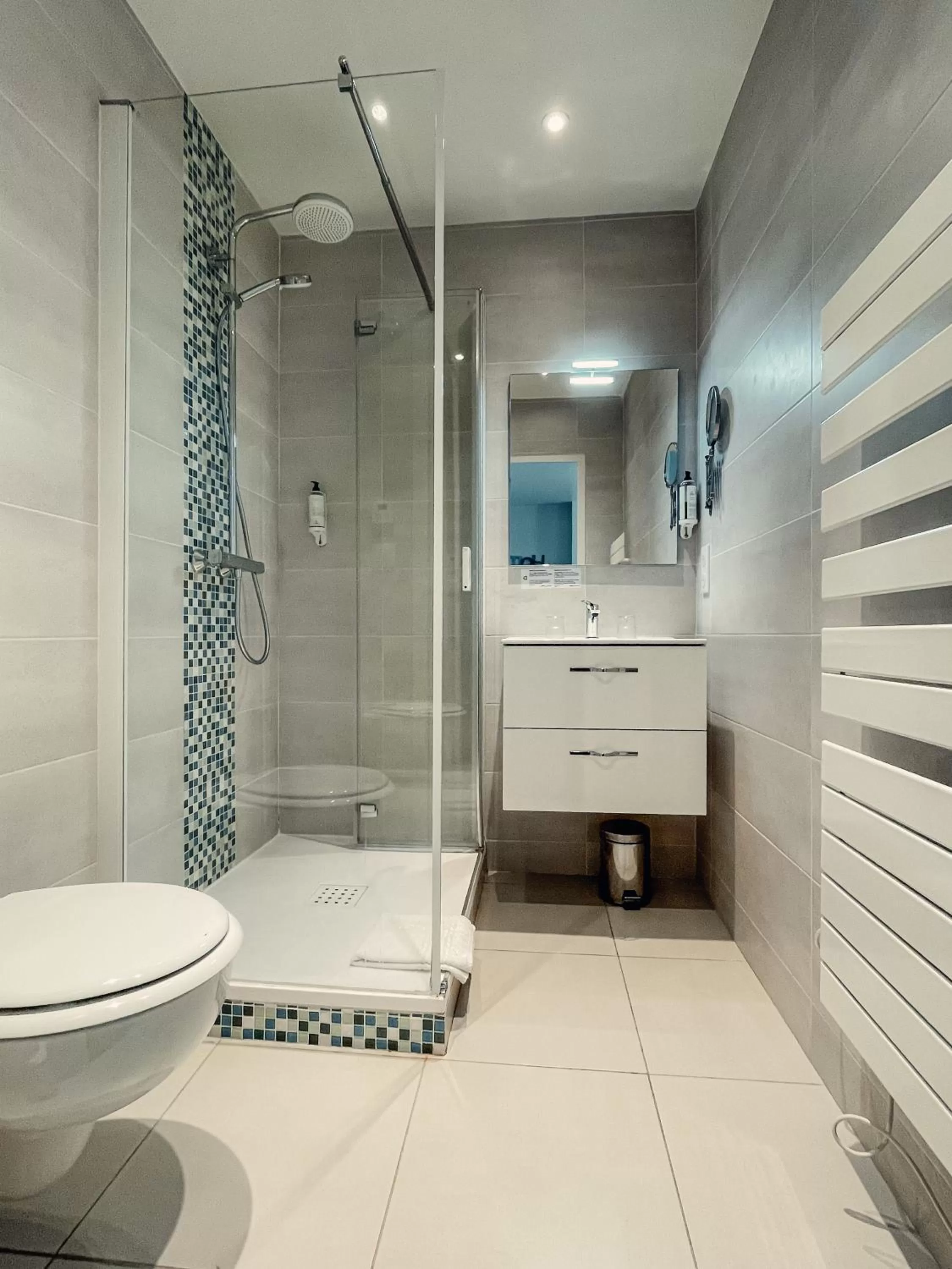 Bathroom in Garden Hotel Rennes Centre Gare