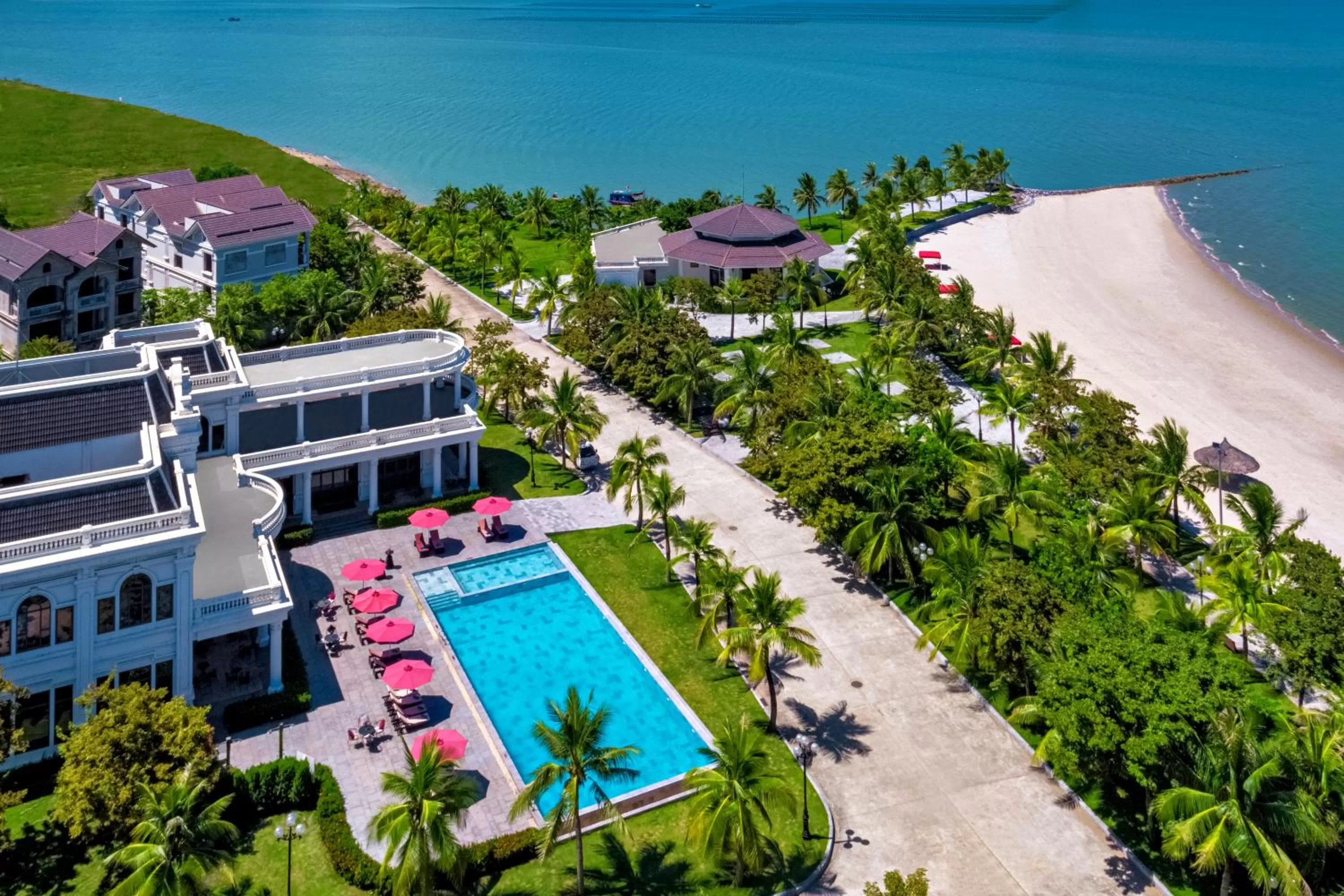 Swimming pool in Paradise Suites Hotel
