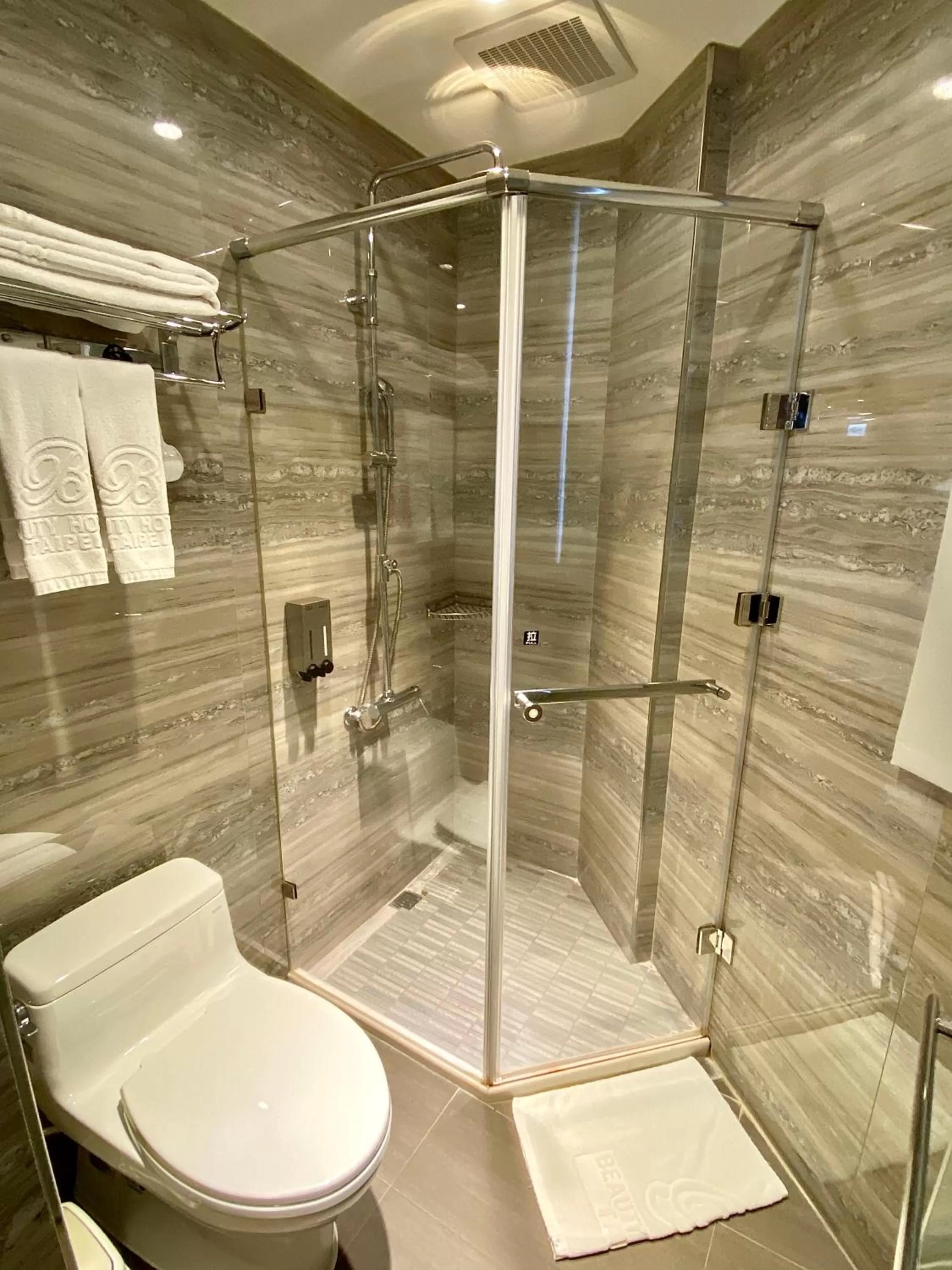 Shower in Beauty Hotels Taipei - B7 Journey