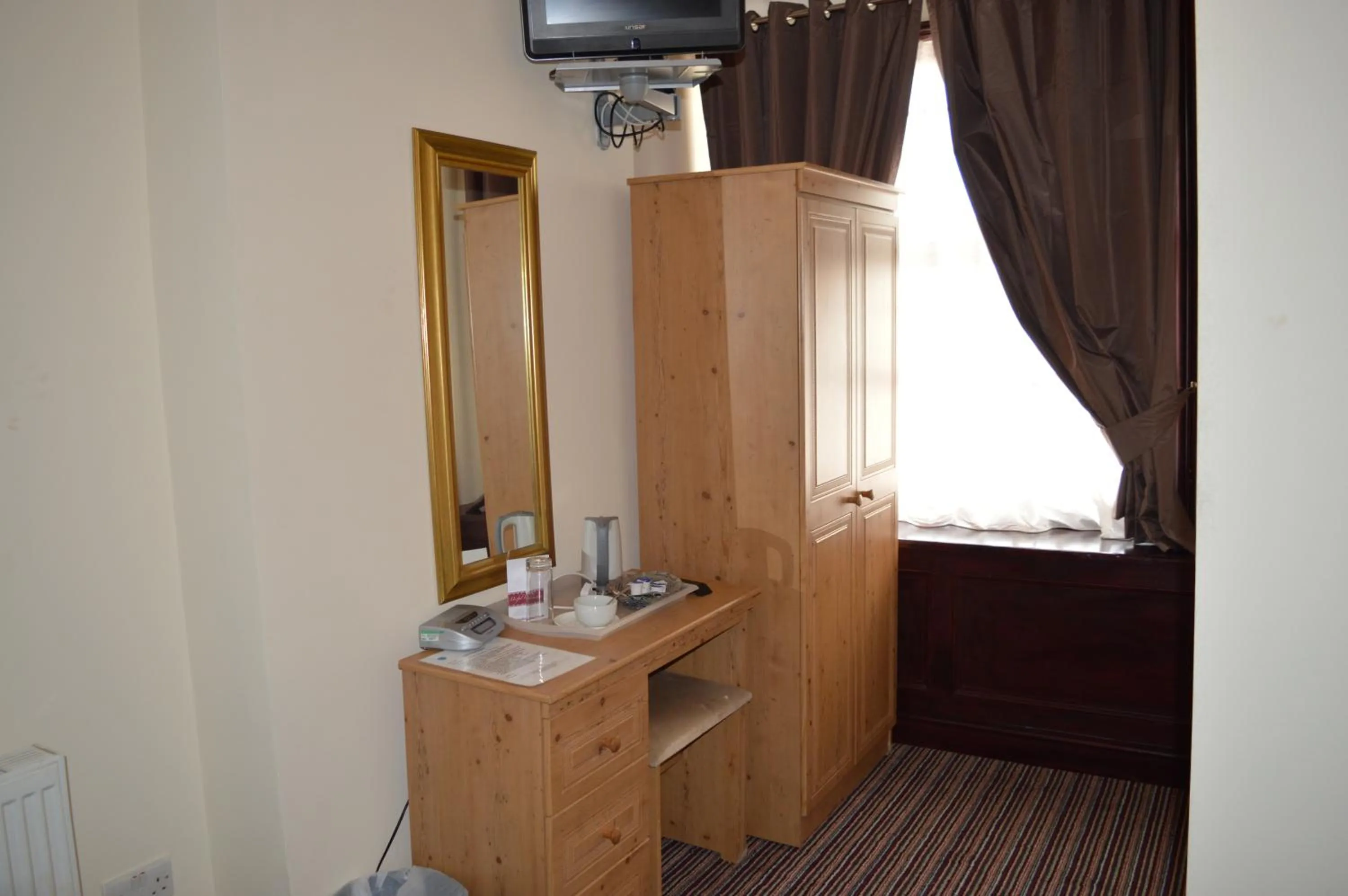 Coffee/tea facilities in Globe Hotel