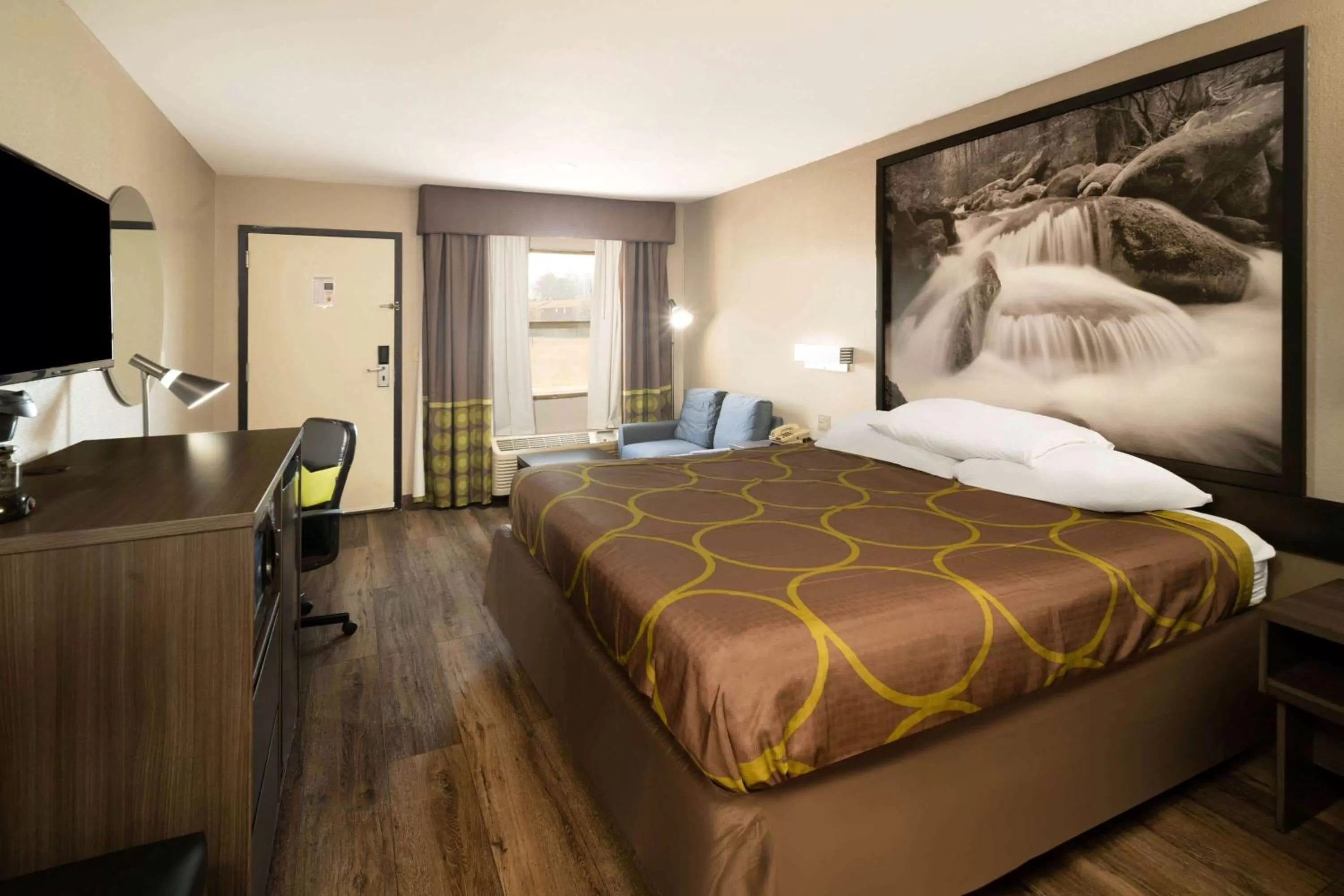 Photo of the whole room, Bed in Super 8 by Wyndham Cleveland