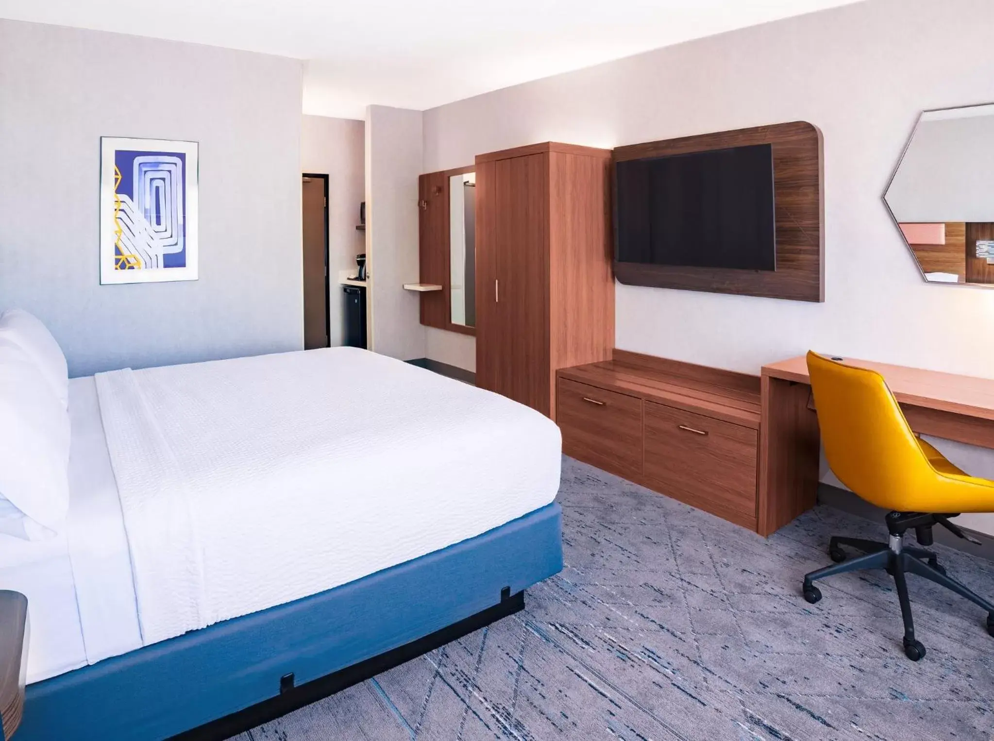 Standard King Room with Mobility Accessible Tub in Holiday Inn Express La Mesa Near SDSU by IHG Standard King Room with Mobility Accessible Tub in Holiday Inn Express La Mesa Near SDSU by IHG