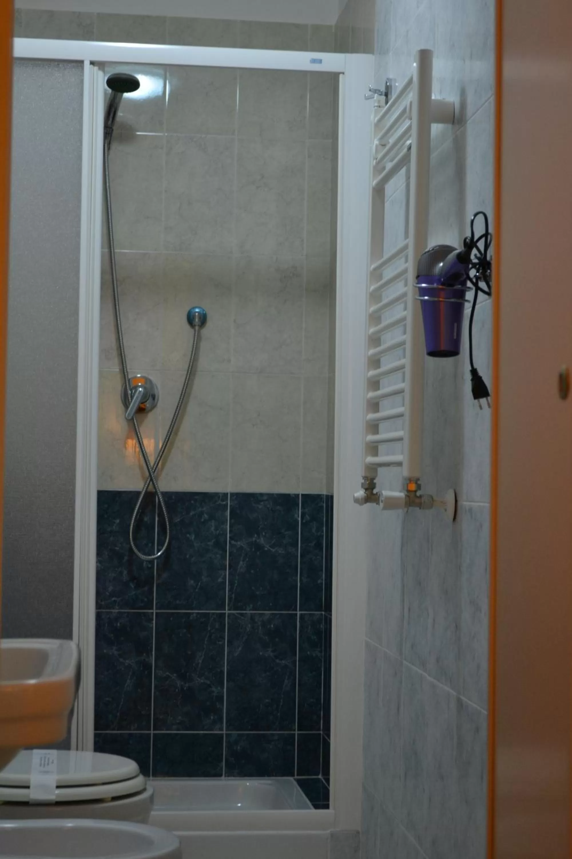 Bathroom in Tucci's Roma Guest House