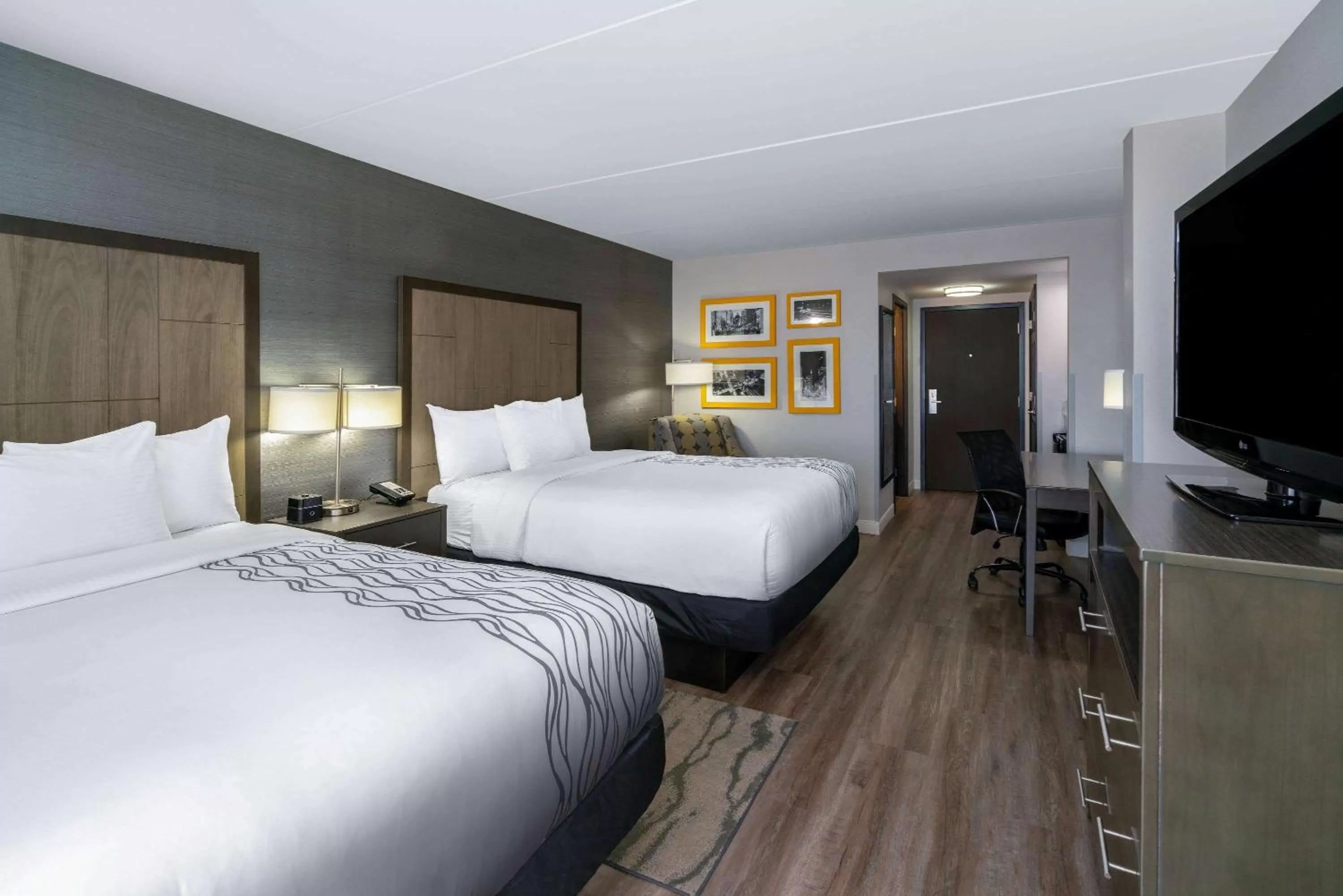 Photo of the whole room, Bed in La Quinta by Wyndham Raleigh Downtown North