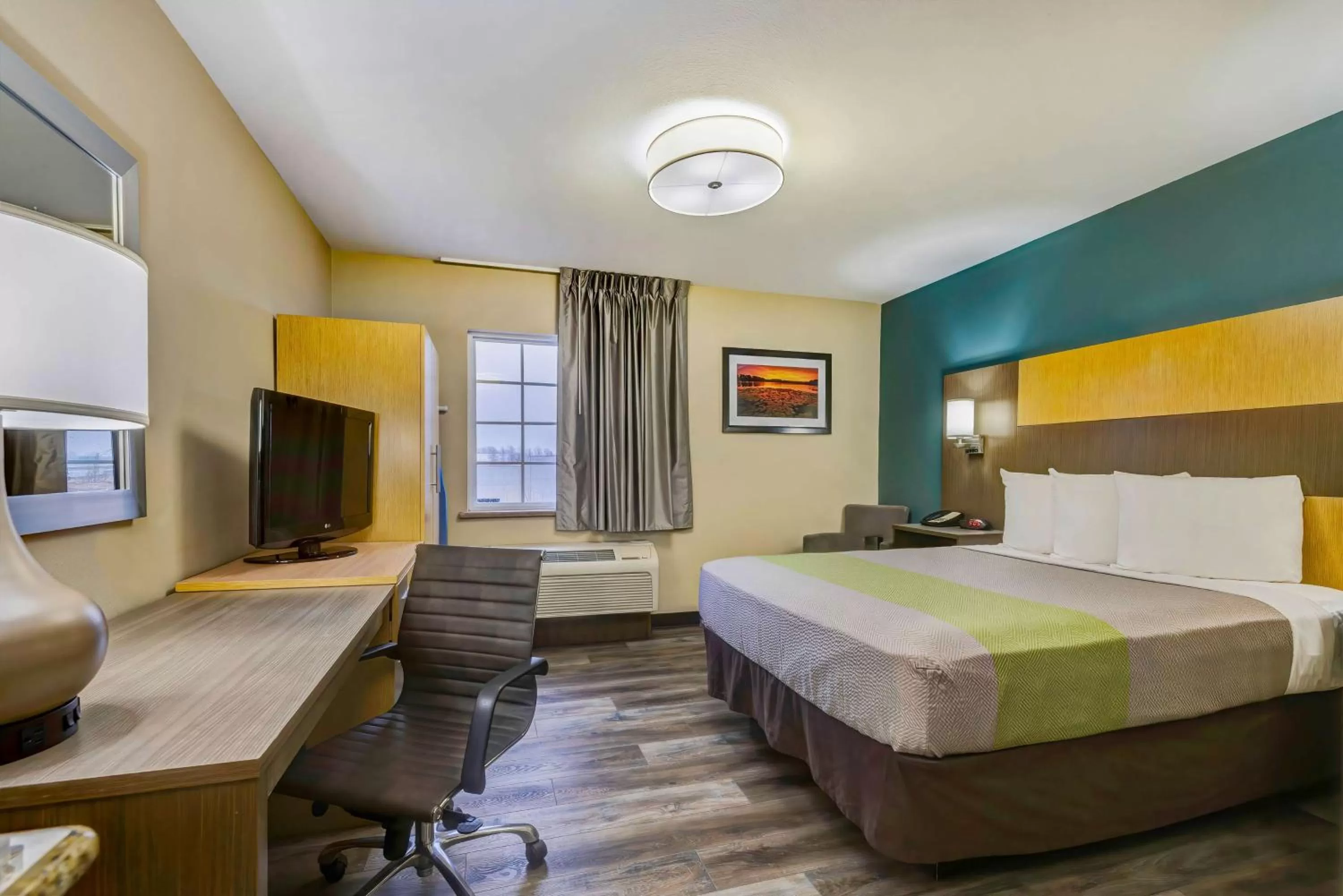 Photo of the whole room, Bed in Studio 6 Lenexa - Overland Park