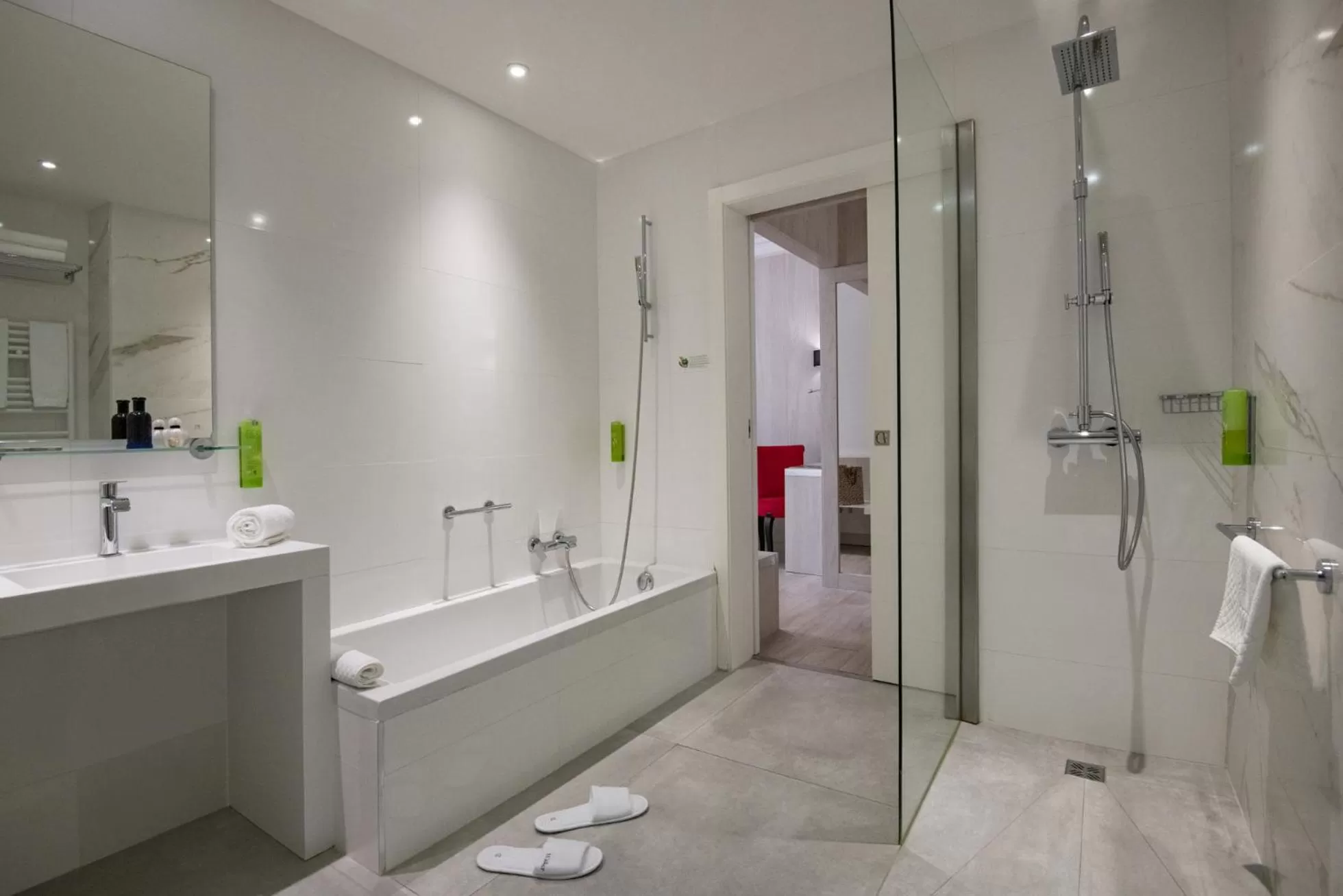 Bathroom in GOLDEN TULIP CANNES HOTEL de PARIS