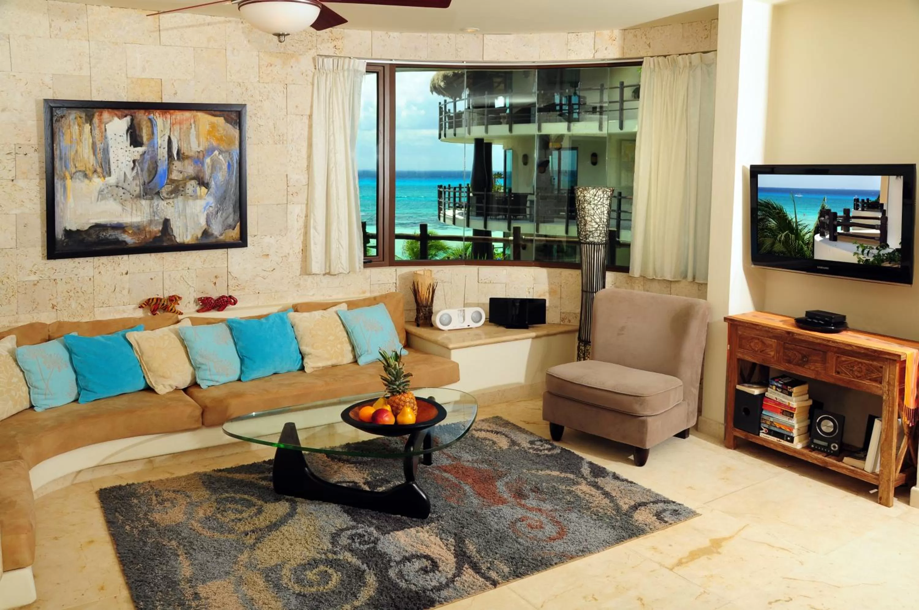Living room in El Taj Oceanfront and Beachside Condo Hotel