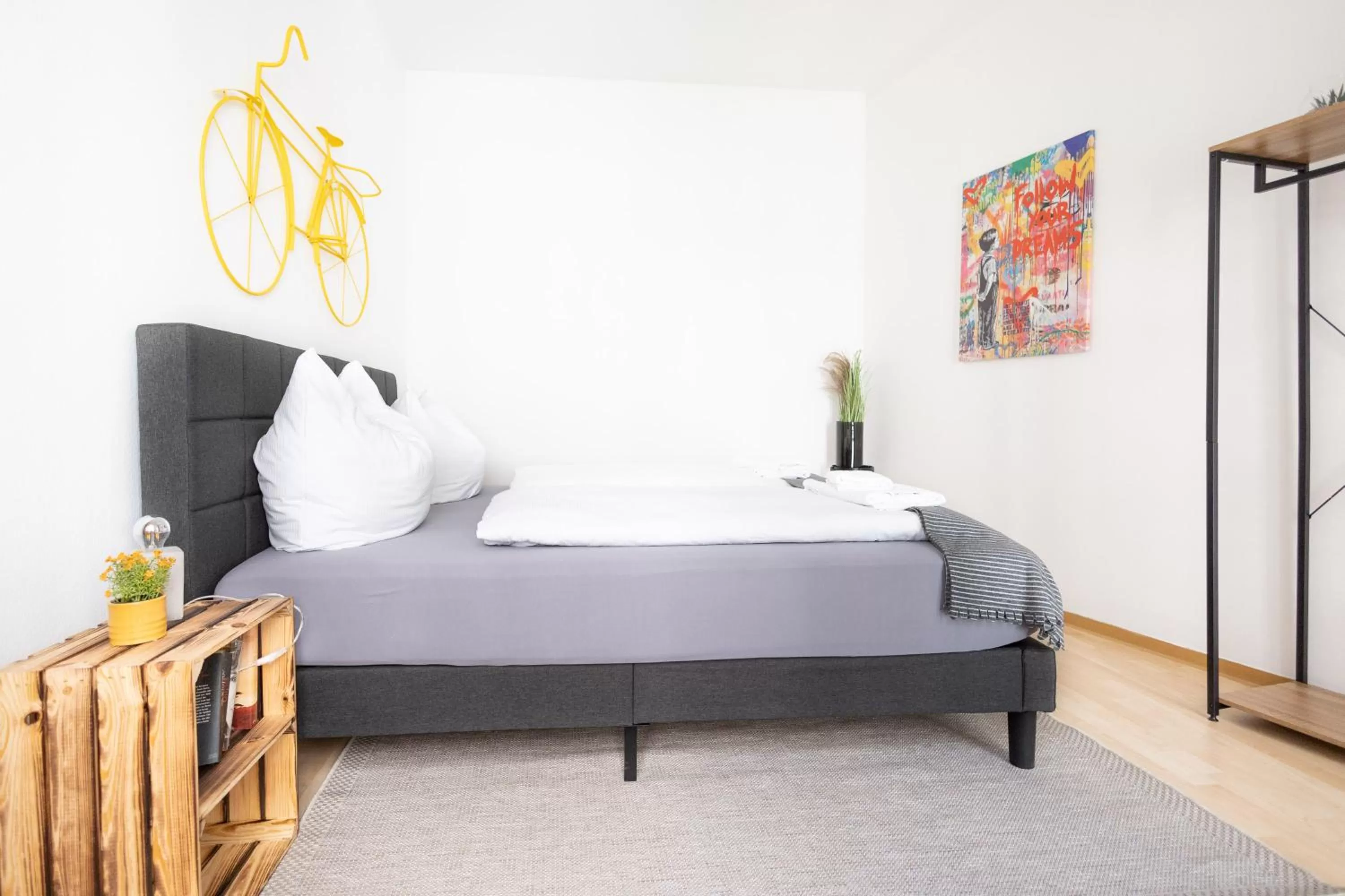 Bed in Ko-Living Space an der Oper - Street Art Design Apartments