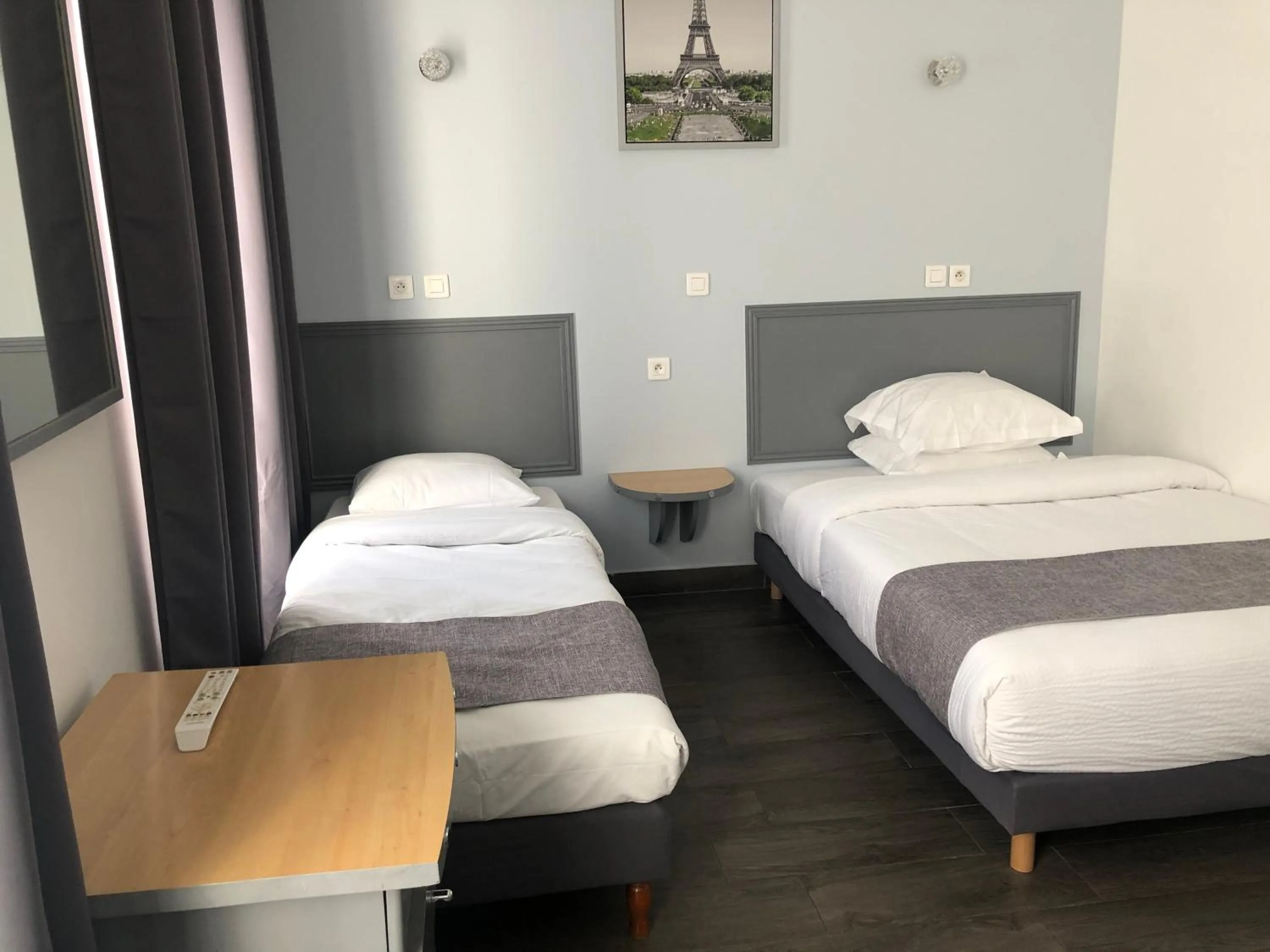 Bed in Hôtel Clauzel Paris