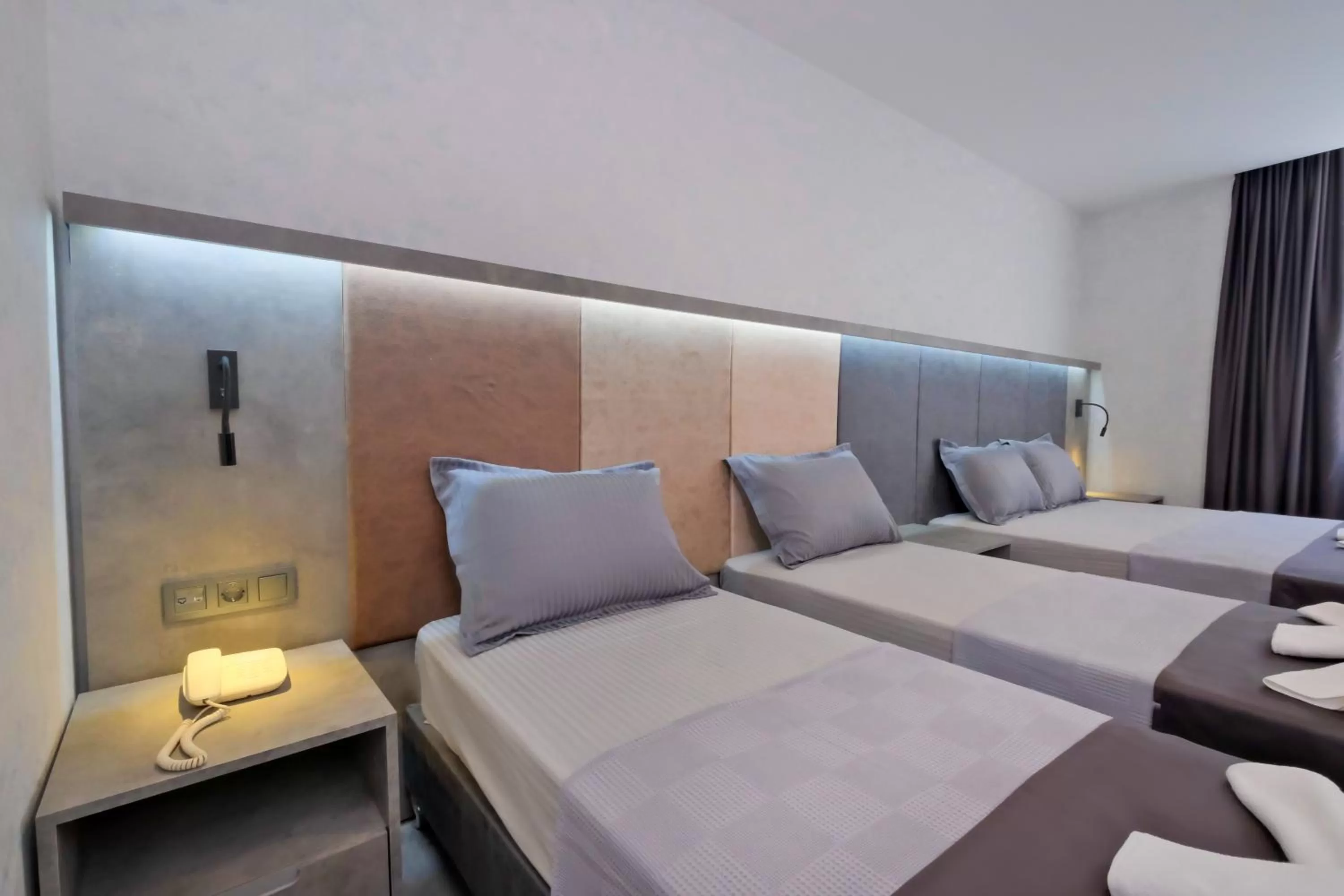 Photo of the whole room, Bed in The Queen Hotel