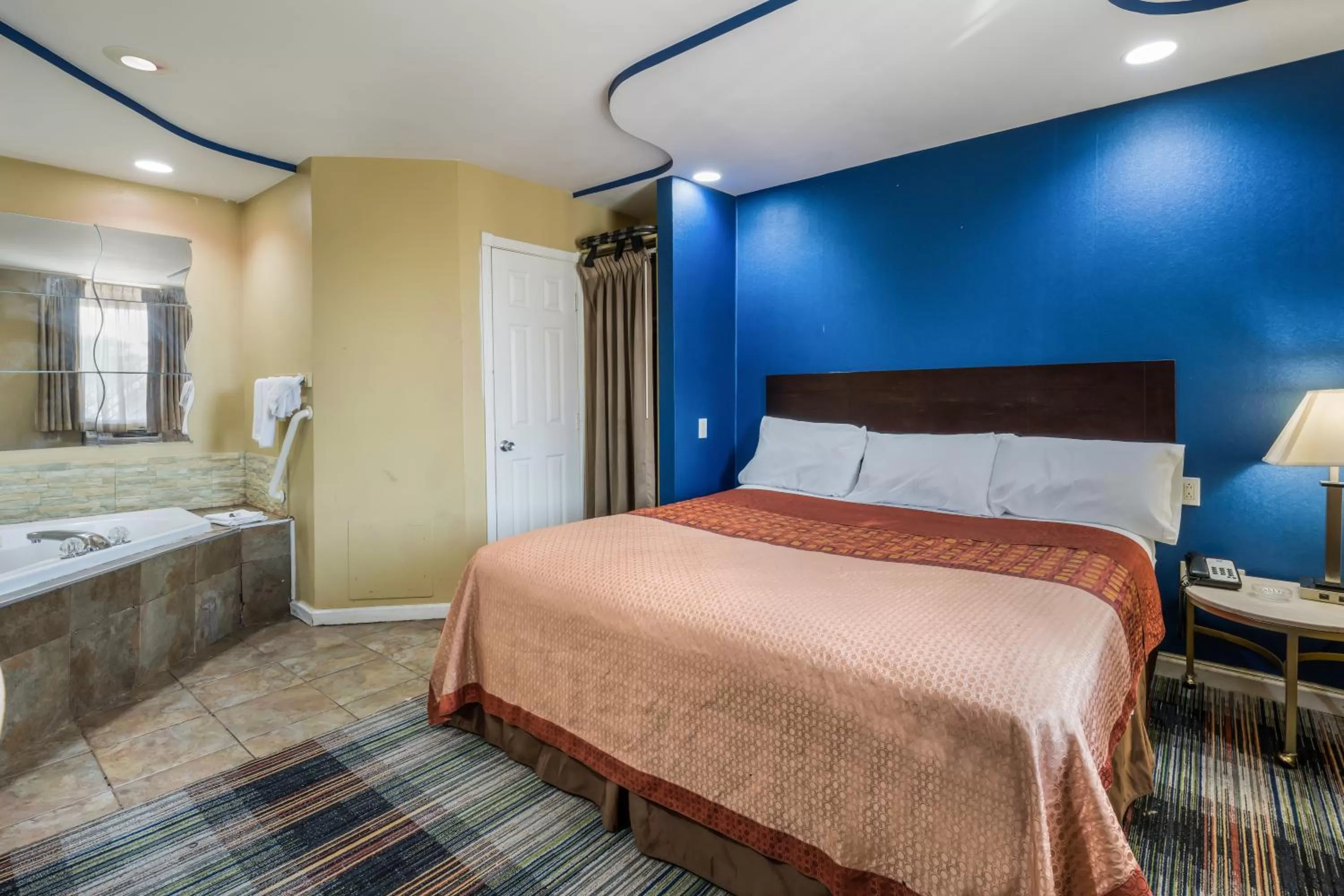 Bed in Knights Inn Trevose