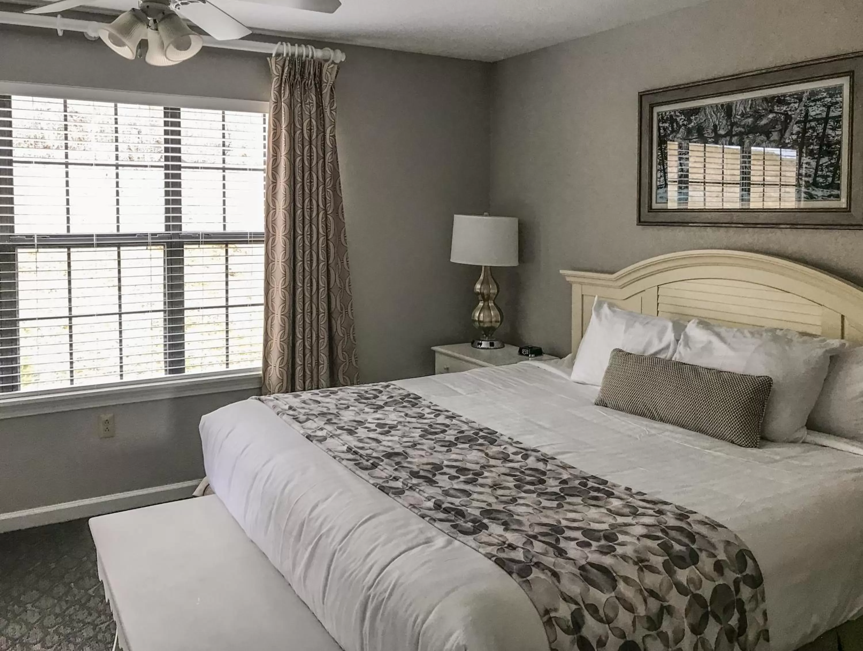 Photo of the whole room, Bed in Holiday Inn Club Vacations Oak n Spruce Resort in the Berkshires