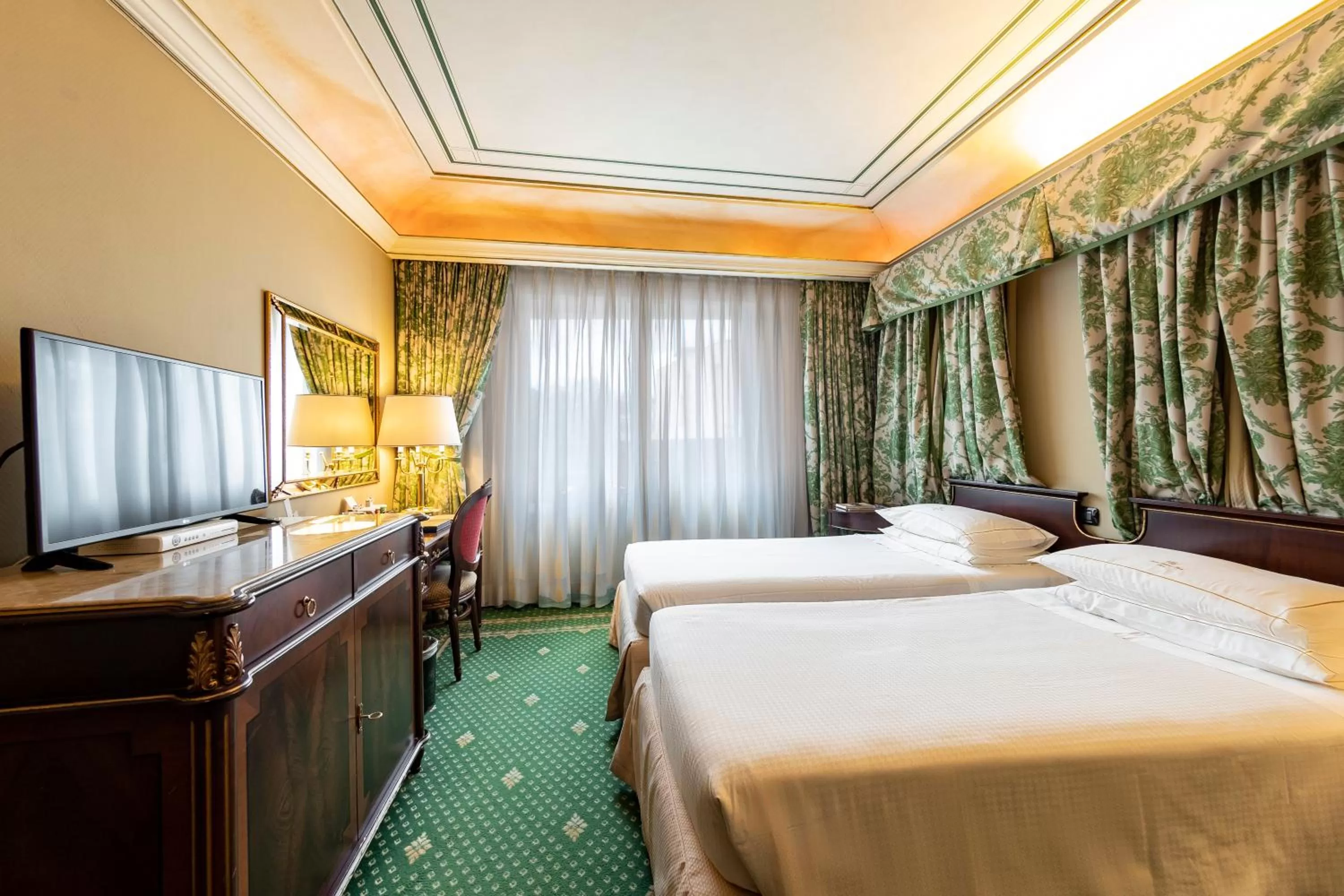 Photo of the whole room, Bed in River Chateau Hotel