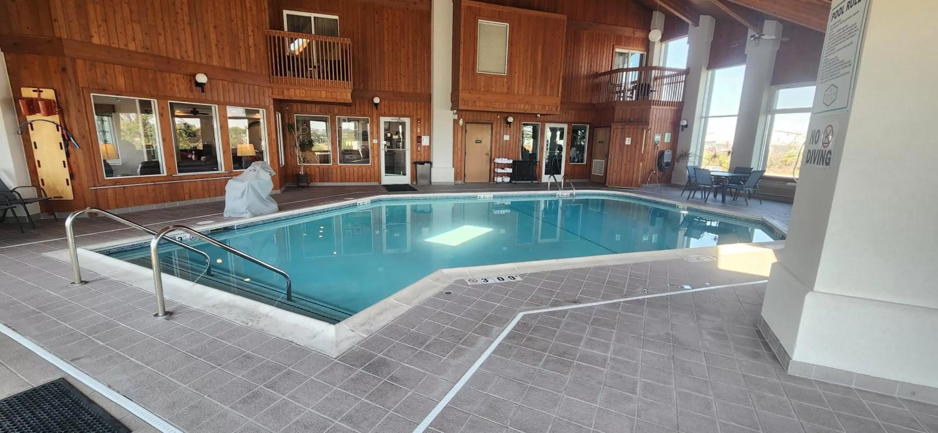 Swimming pool in Ten Pin Inn & Suites