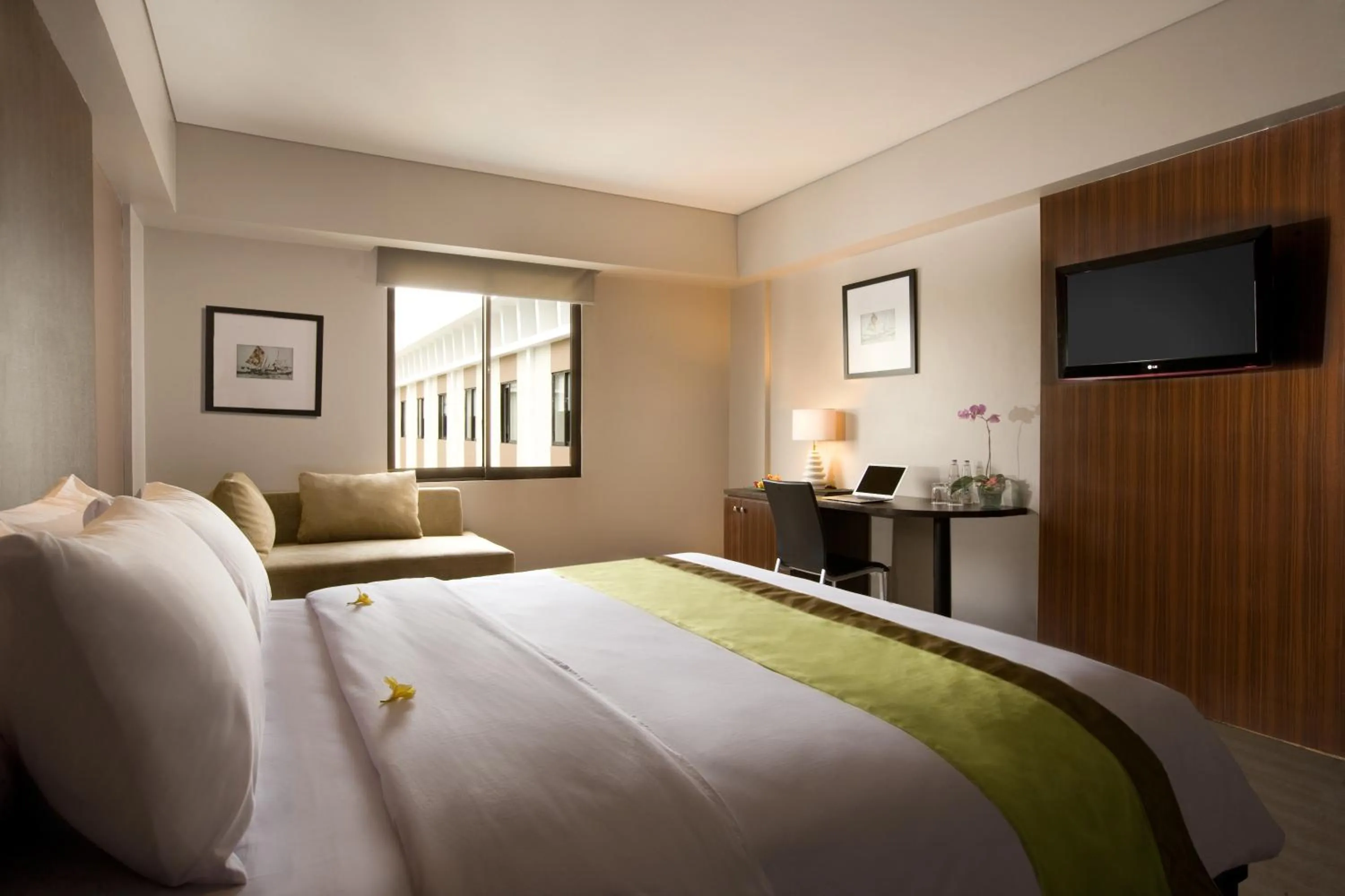 Shower, Bed in Hotel Santika Kuta