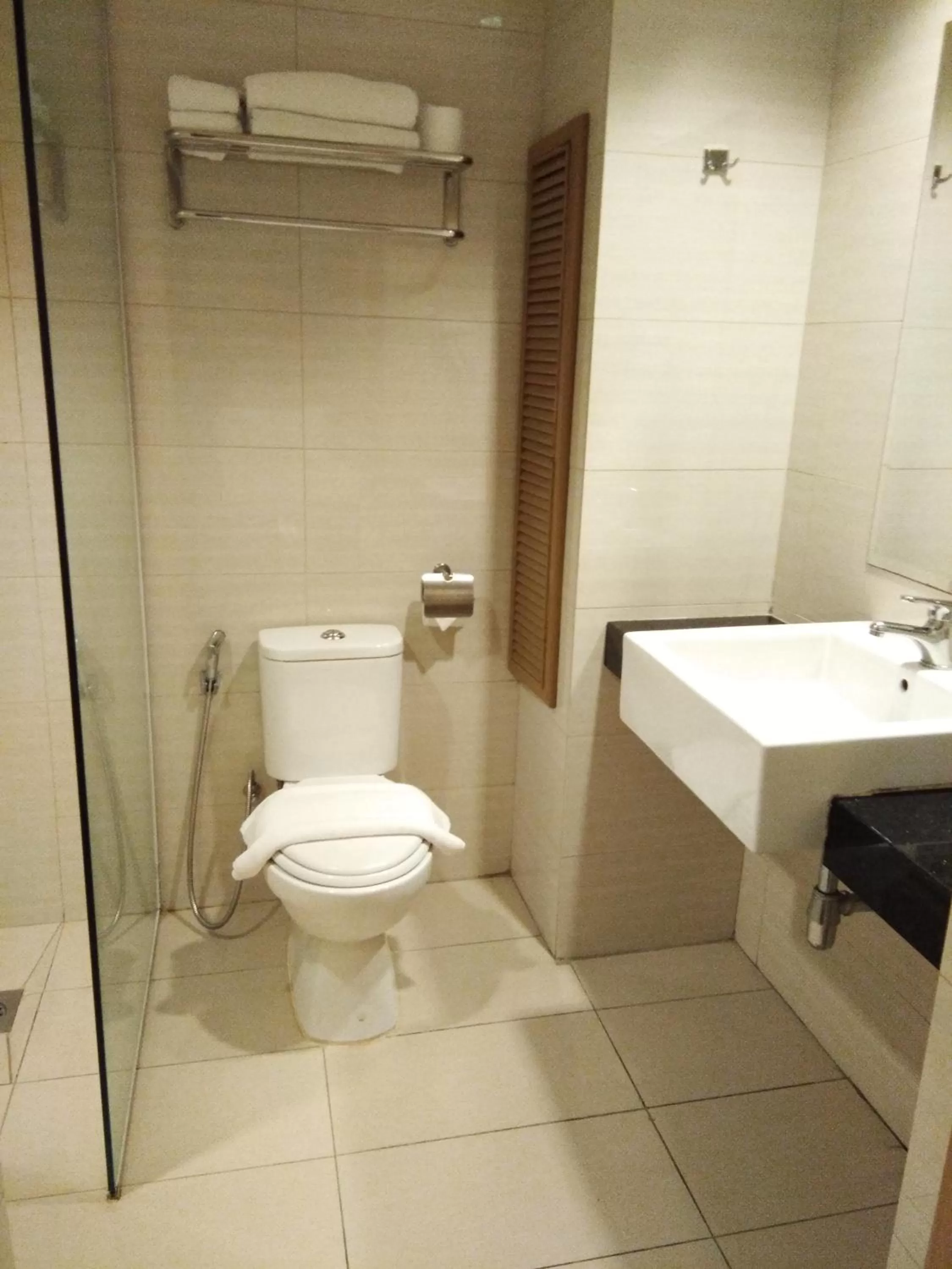 Toilet in Kinabalu Daya Hotel