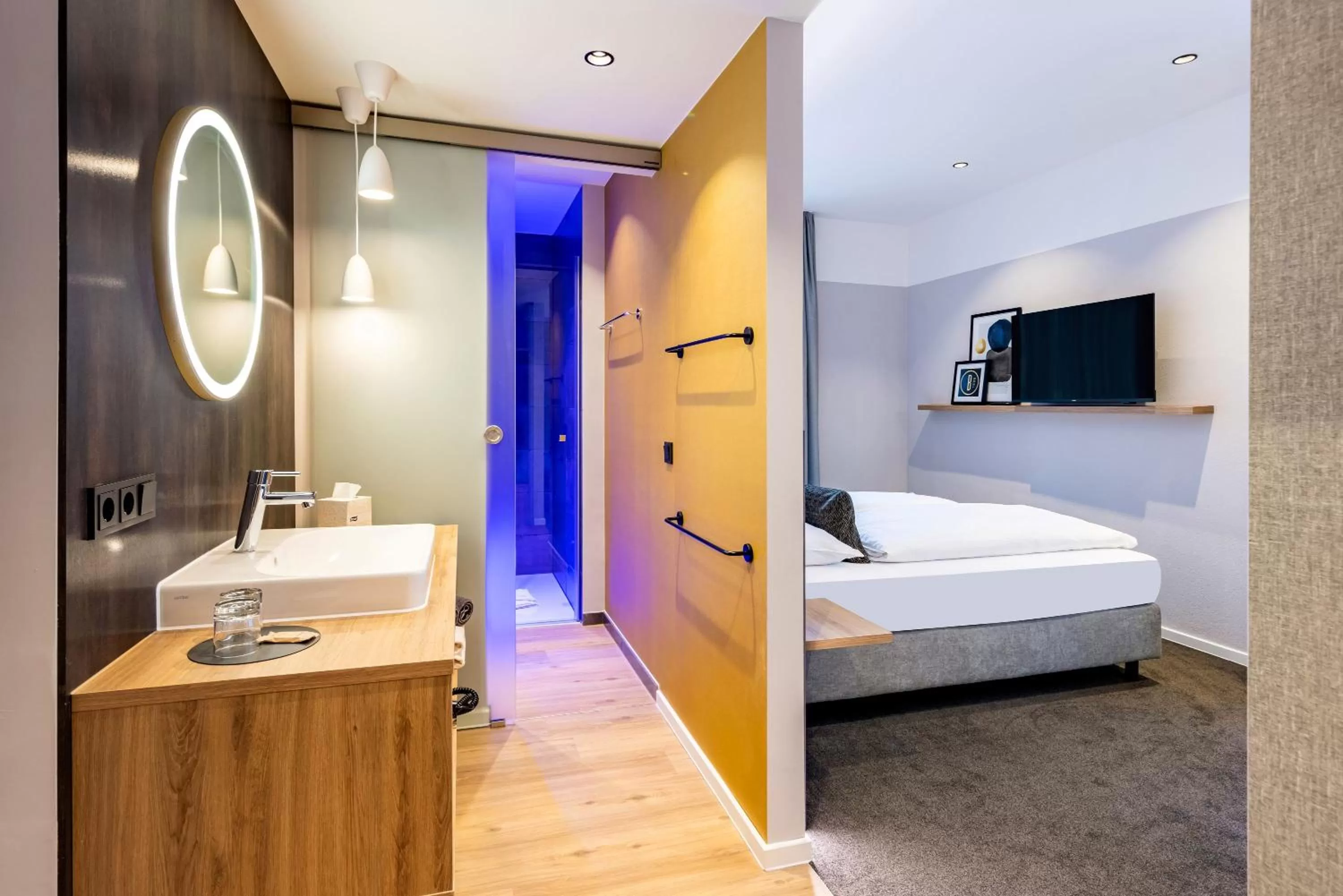 Bathroom, Bed in BOLLWERK Lifestyle Hotel, automatisiertes Hotel mit Self Check In