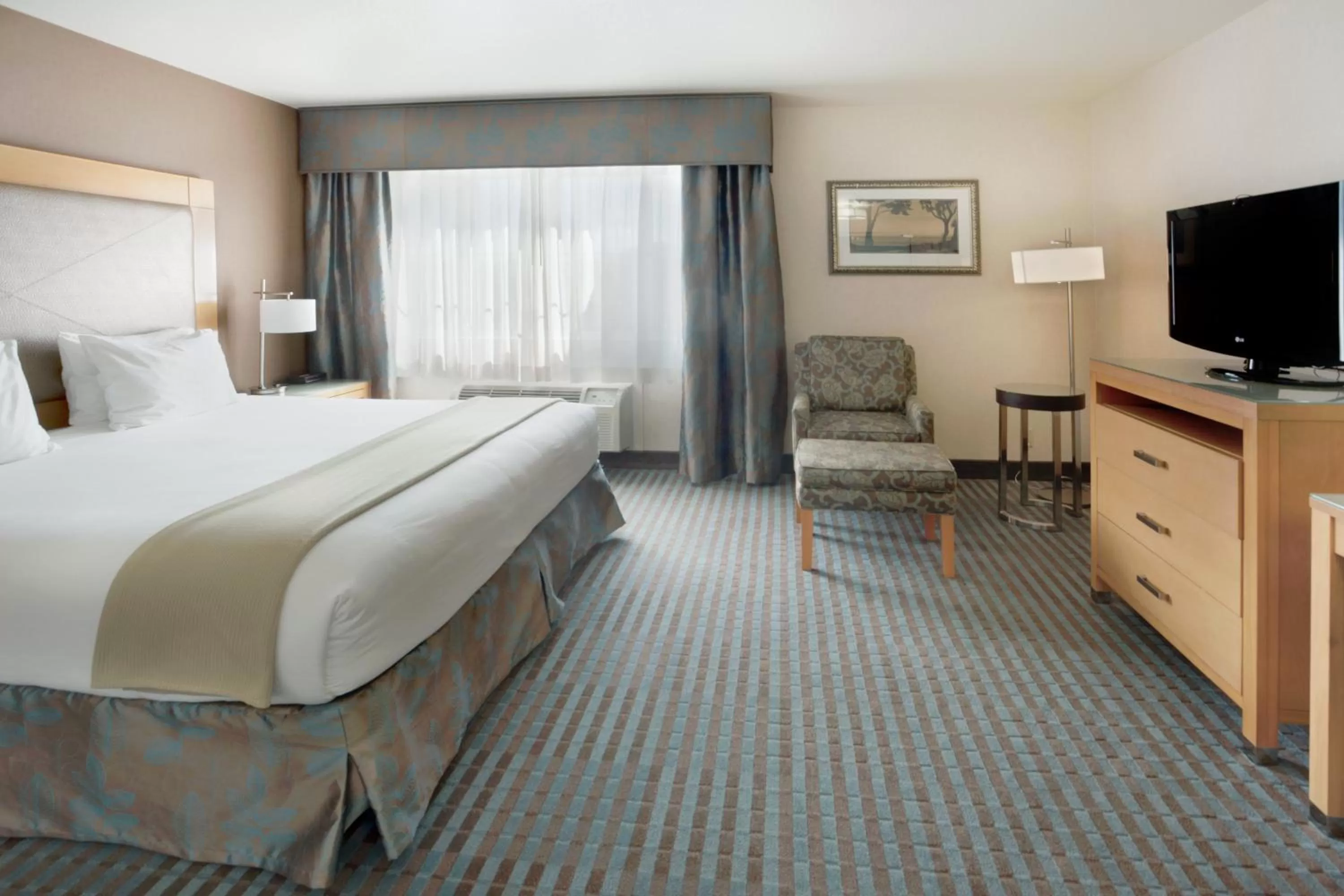 Photo of the whole room, Bed in Holiday Inn Express Monterey - Cannery Row by IHG