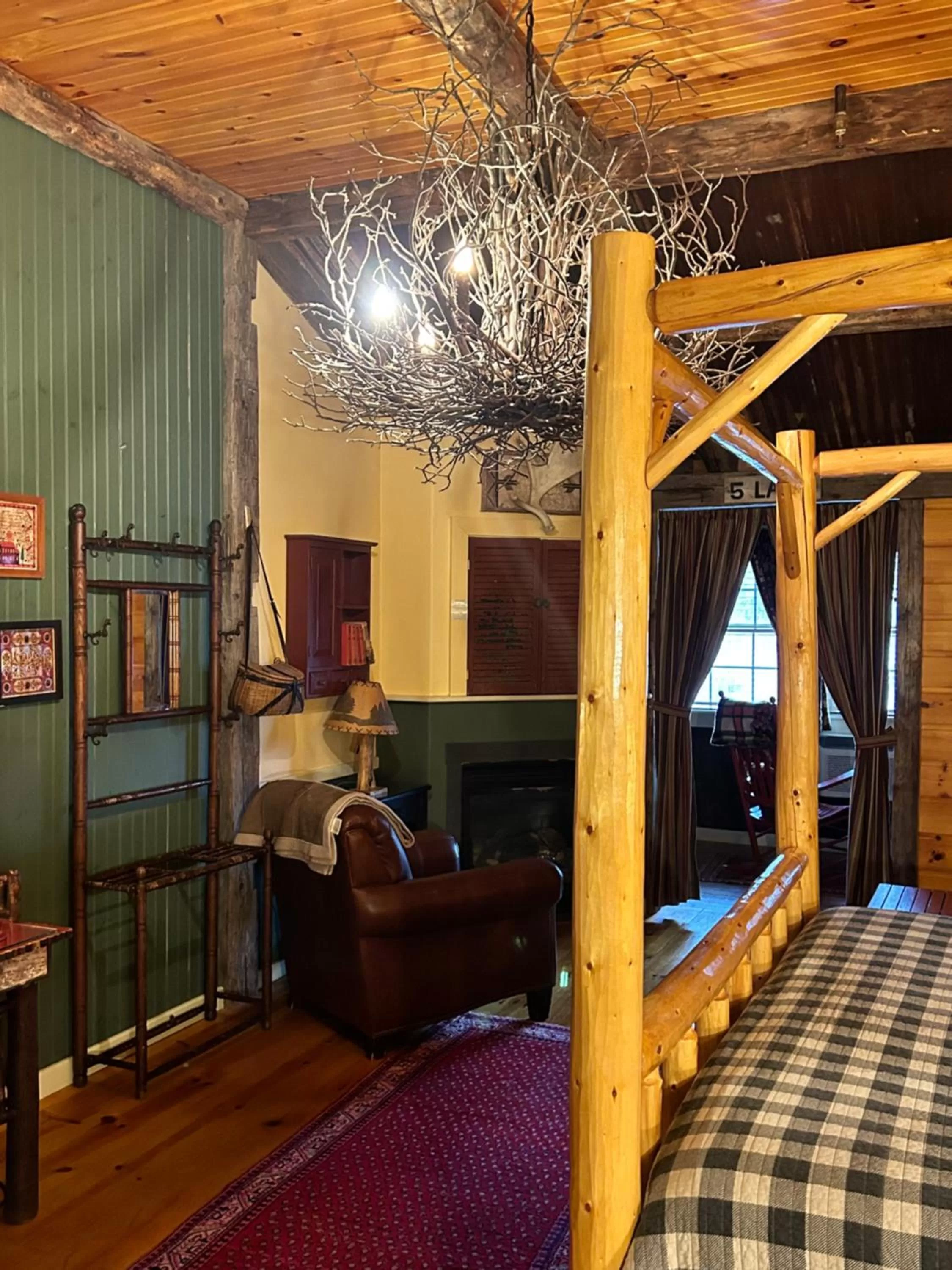 Photo of the whole room, Bed in The Common Man Inn, Spa & Lodge