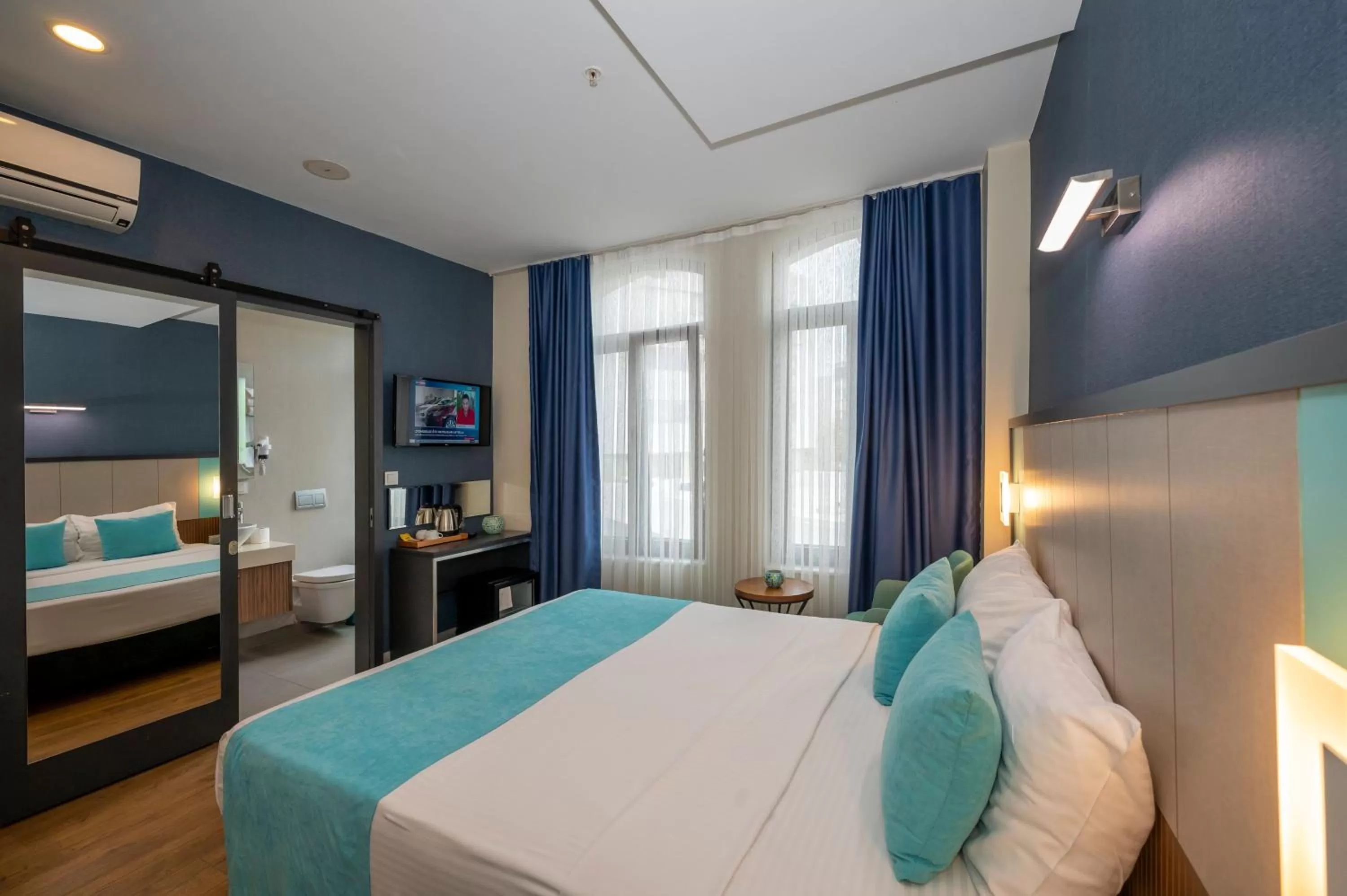 Photo of the whole room, Bed in Juno Hotel Taksim