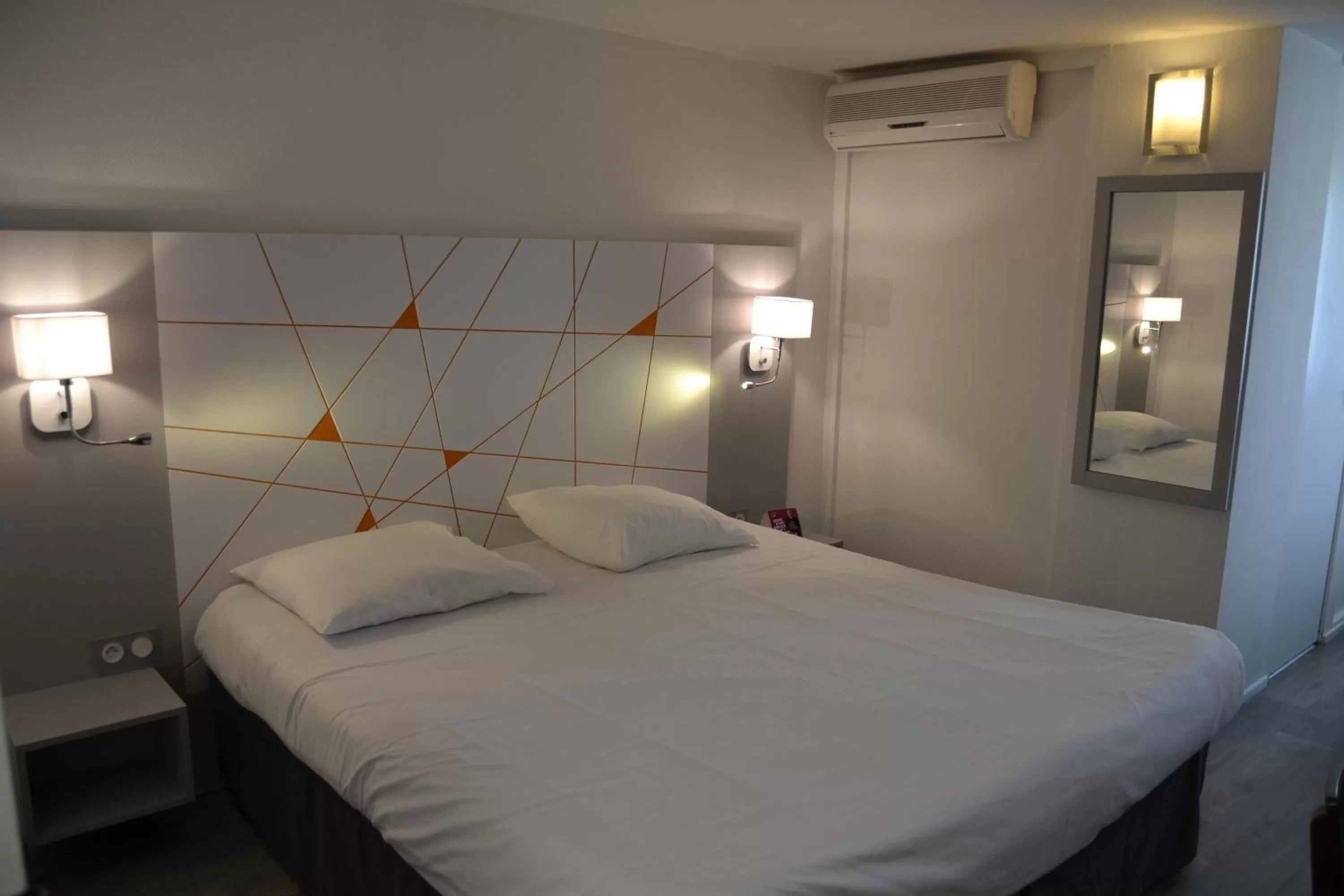 Bedroom, Bed in Hotel du Parc Euromédecine by AKENA