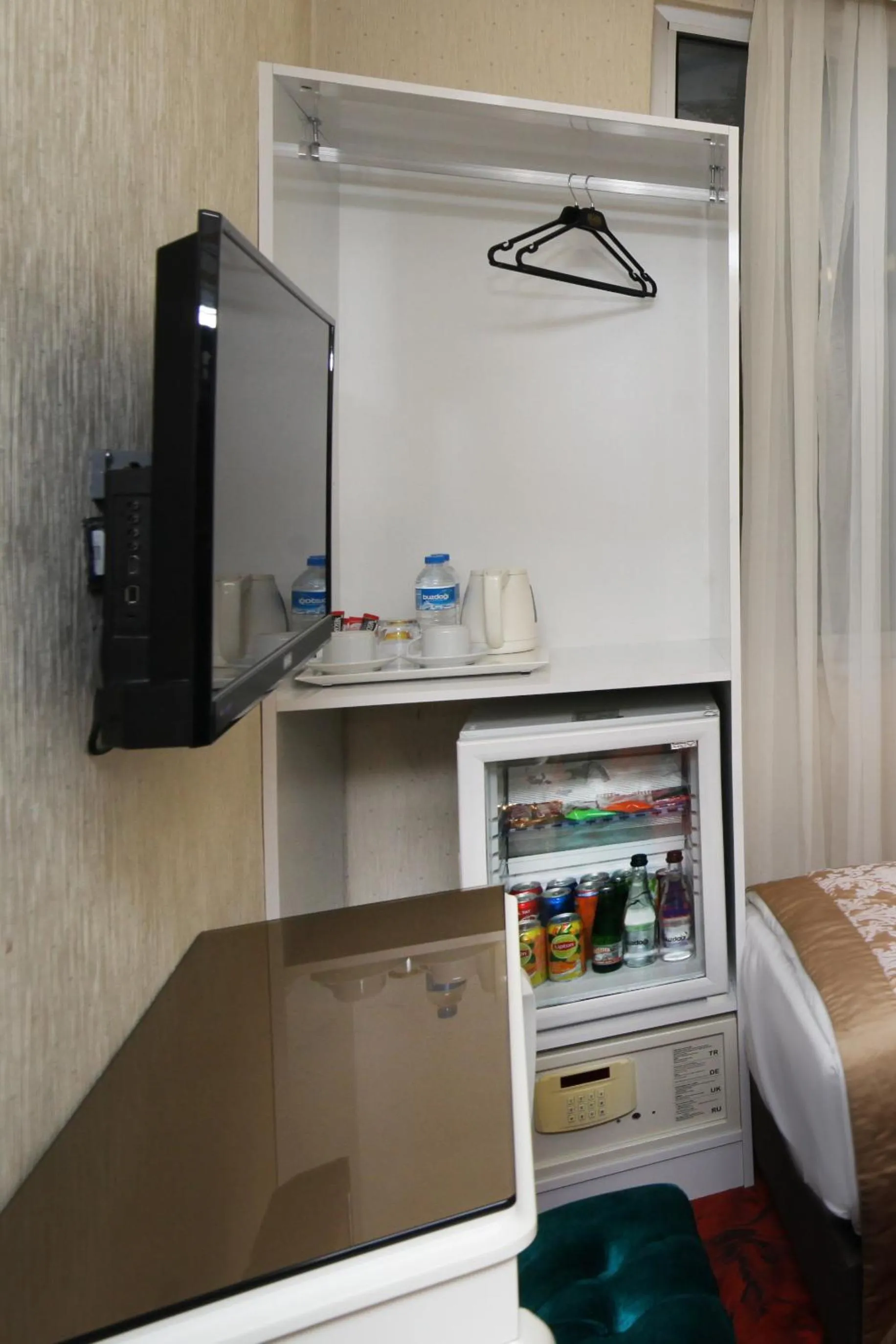 Photo of the whole room, Bed in White Monarch Hotel