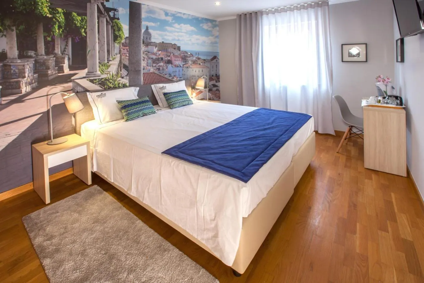 Bed in Famous Crows Lisbon Suites