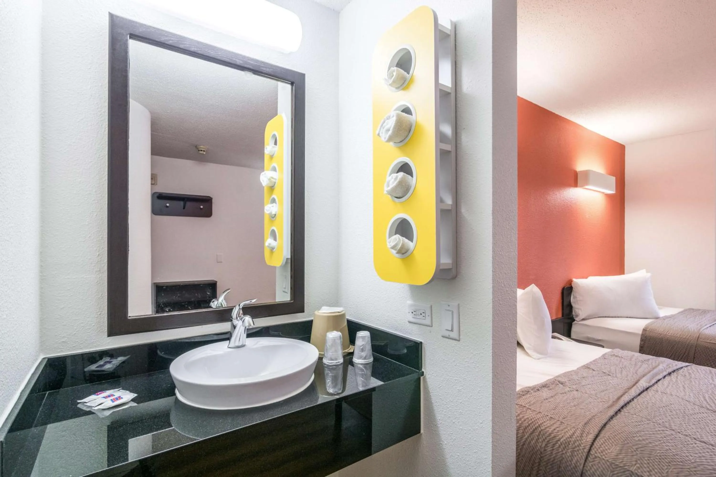 Bathroom, Bed in Motel 6-Harvey, IL