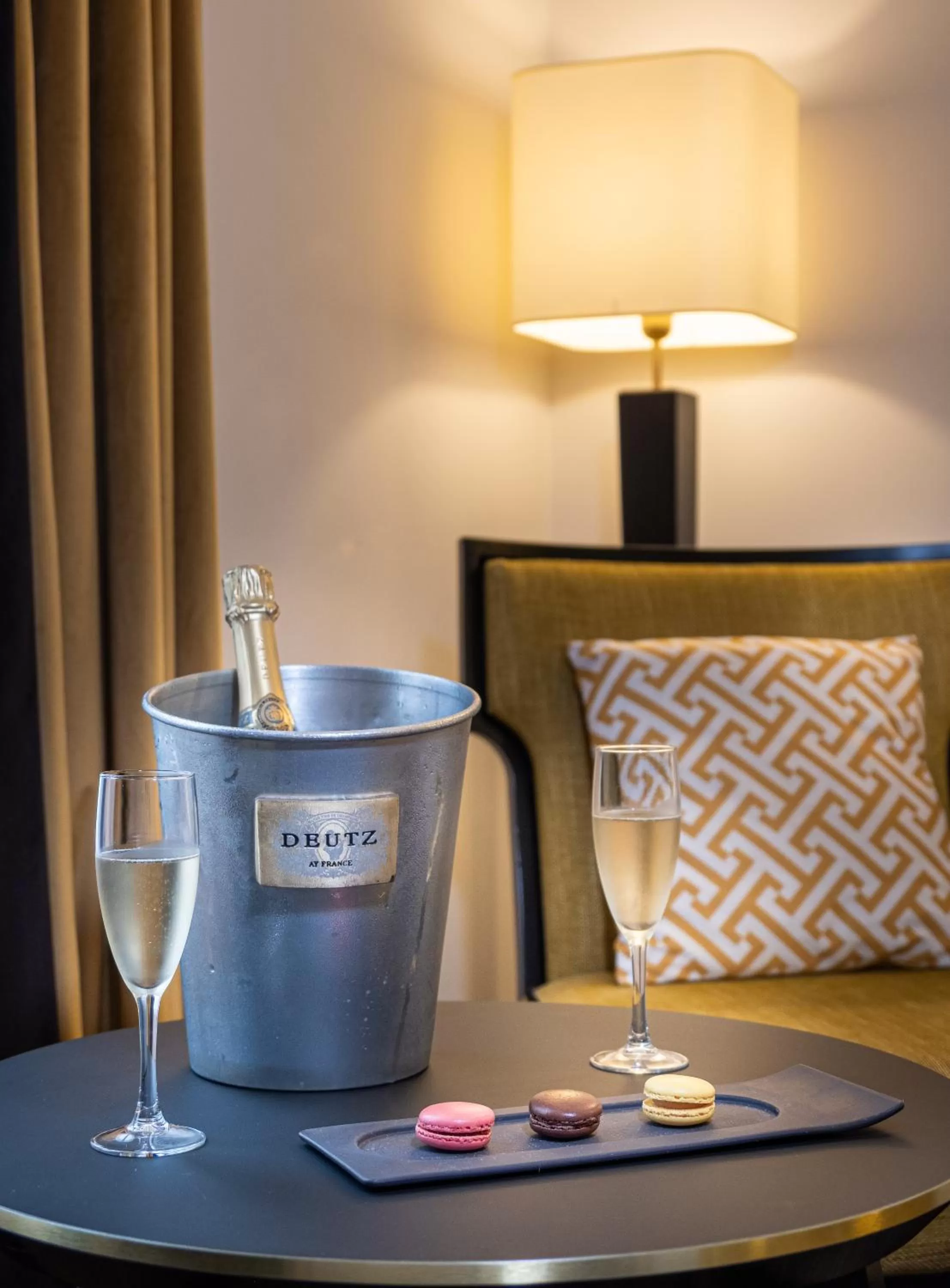 Alcoholic drinks in Hôtel Le Marquis by Inwood Hotels