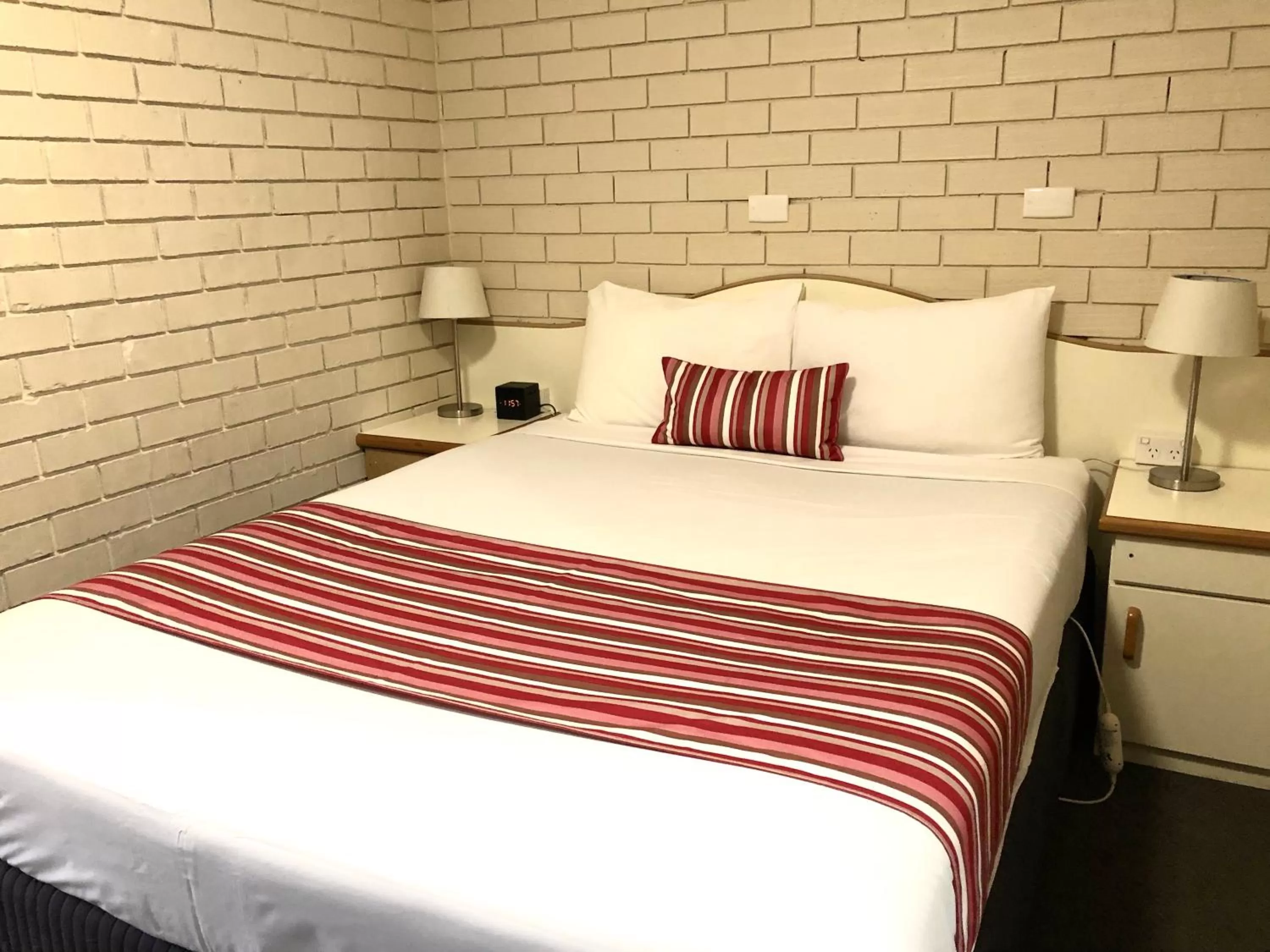 Bedroom, Bed in Golfview Motor Inn