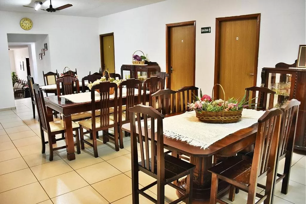 Coffee/tea facilities, Restaurant/Places to Eat in Pousada Alvorada Brotas - e agendamento das atividades turísticas