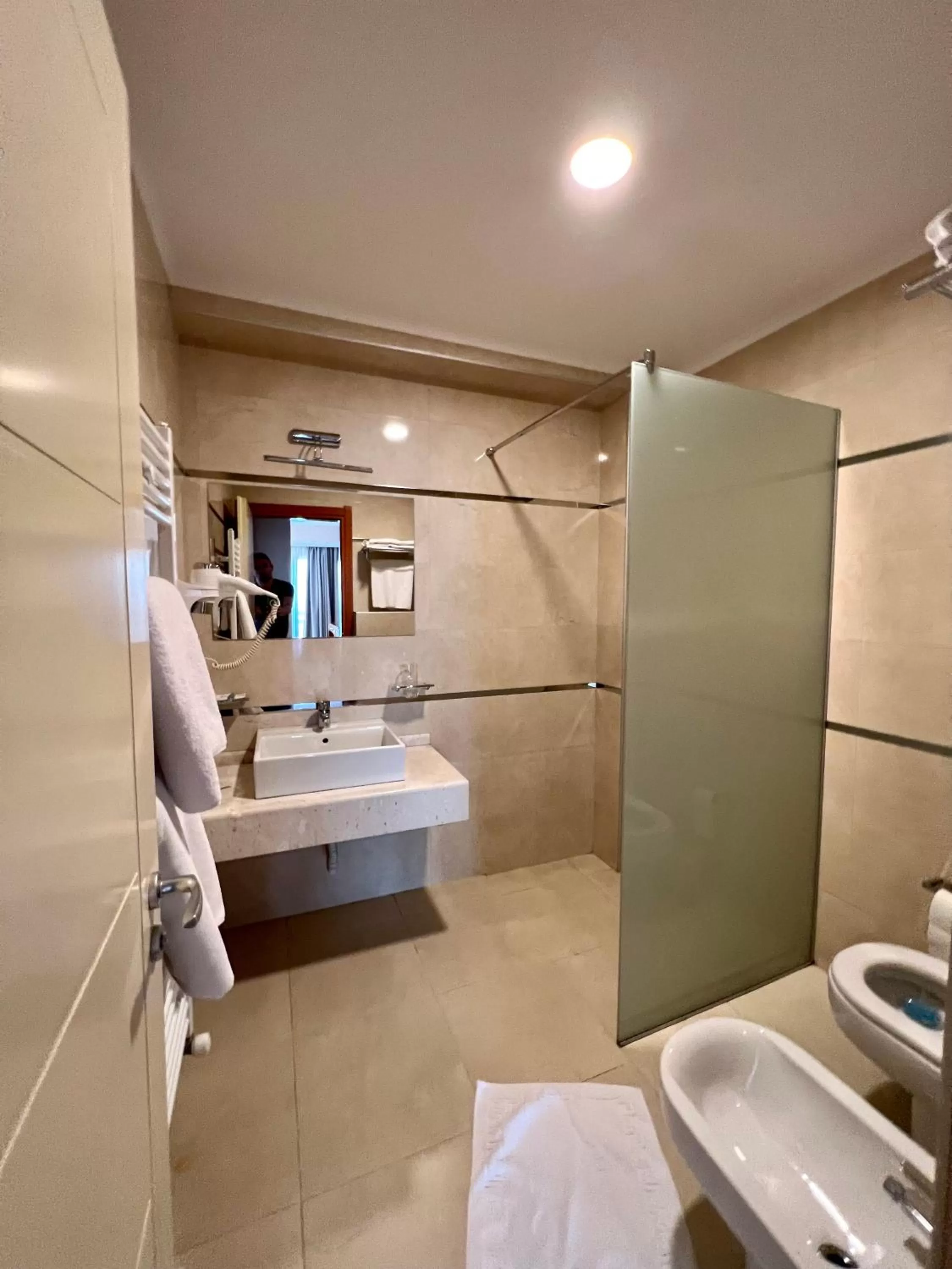 Shower in Hotel Millennium