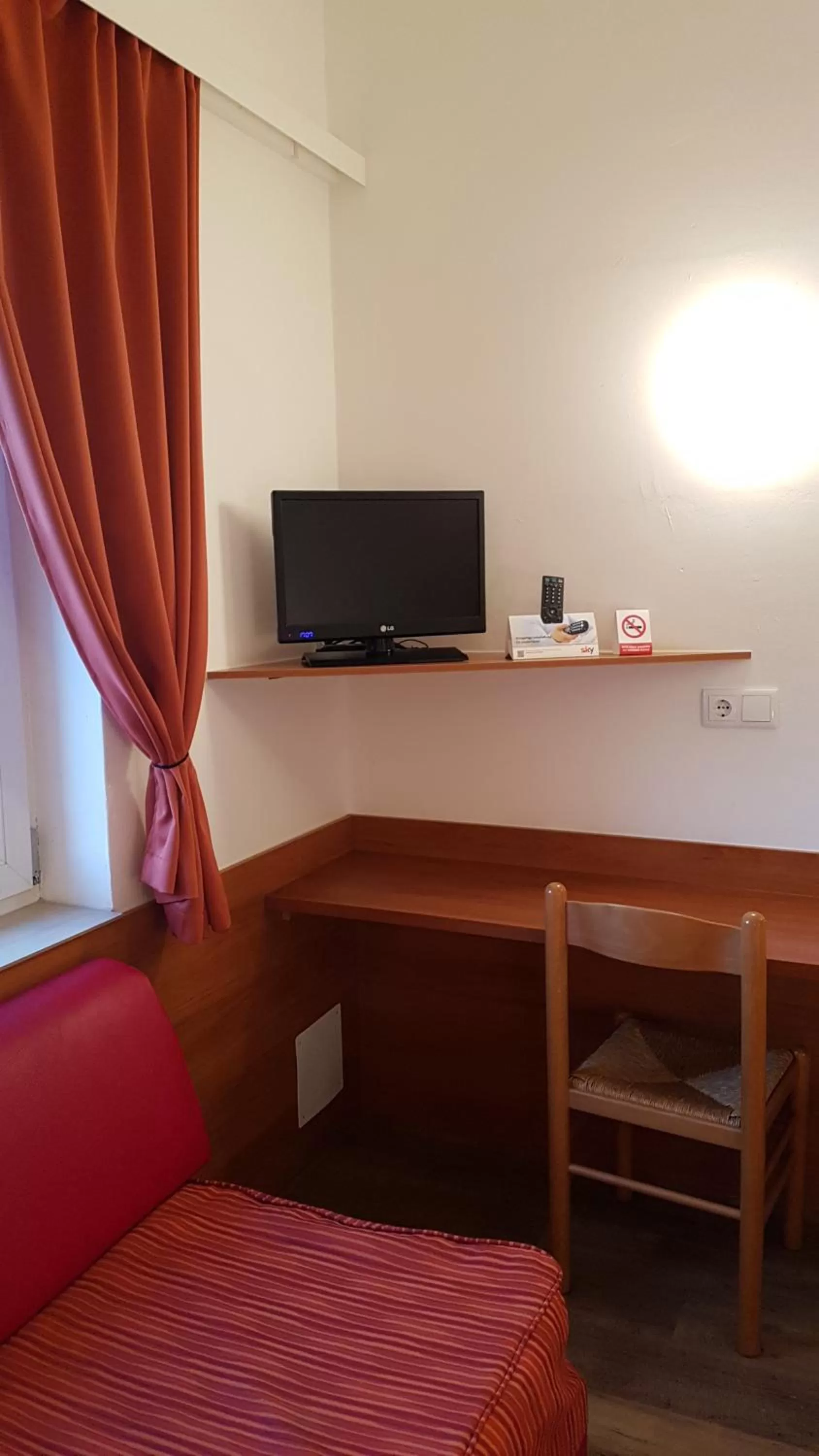 TV/Entertainment Center in OEKOTEL Traiskirchen