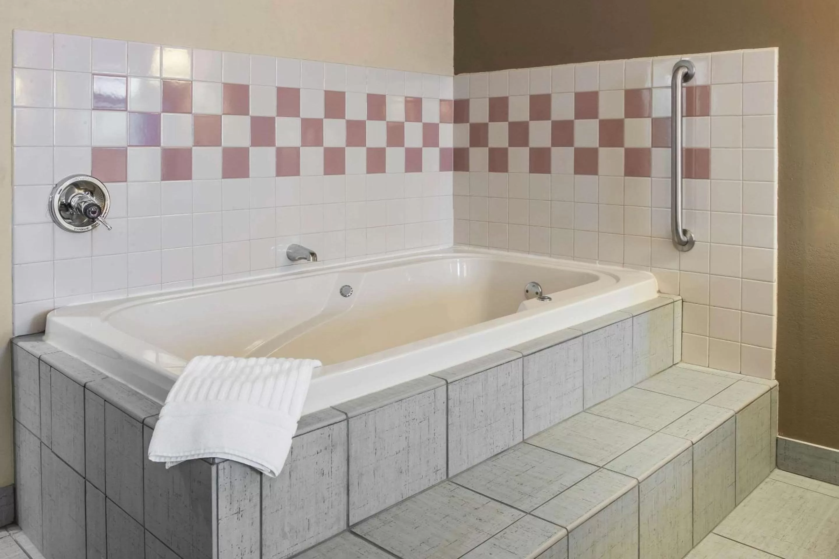 Photo of the whole room in Quality Inn Defiance