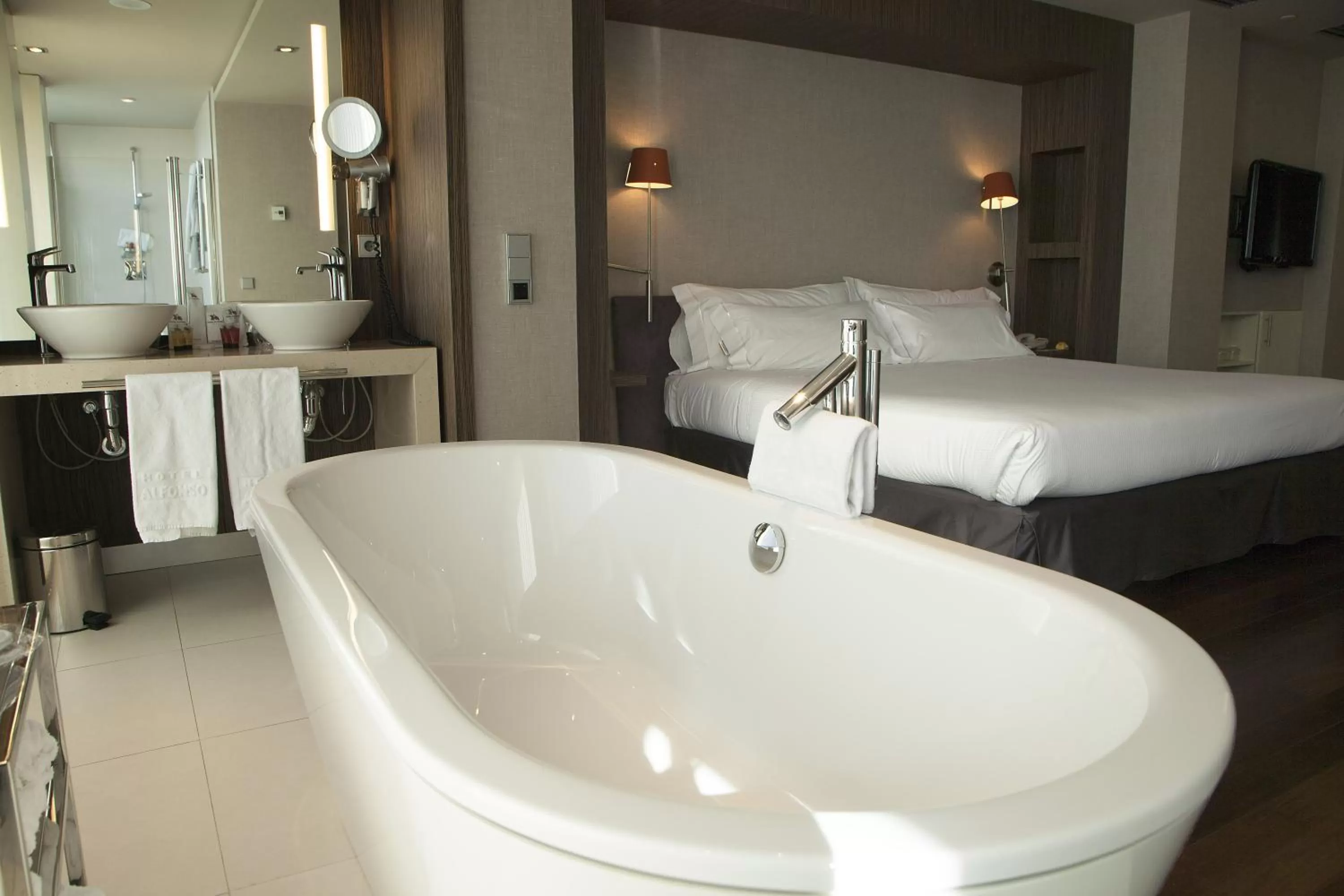 Bathroom, Bed in Hotel Alfonso