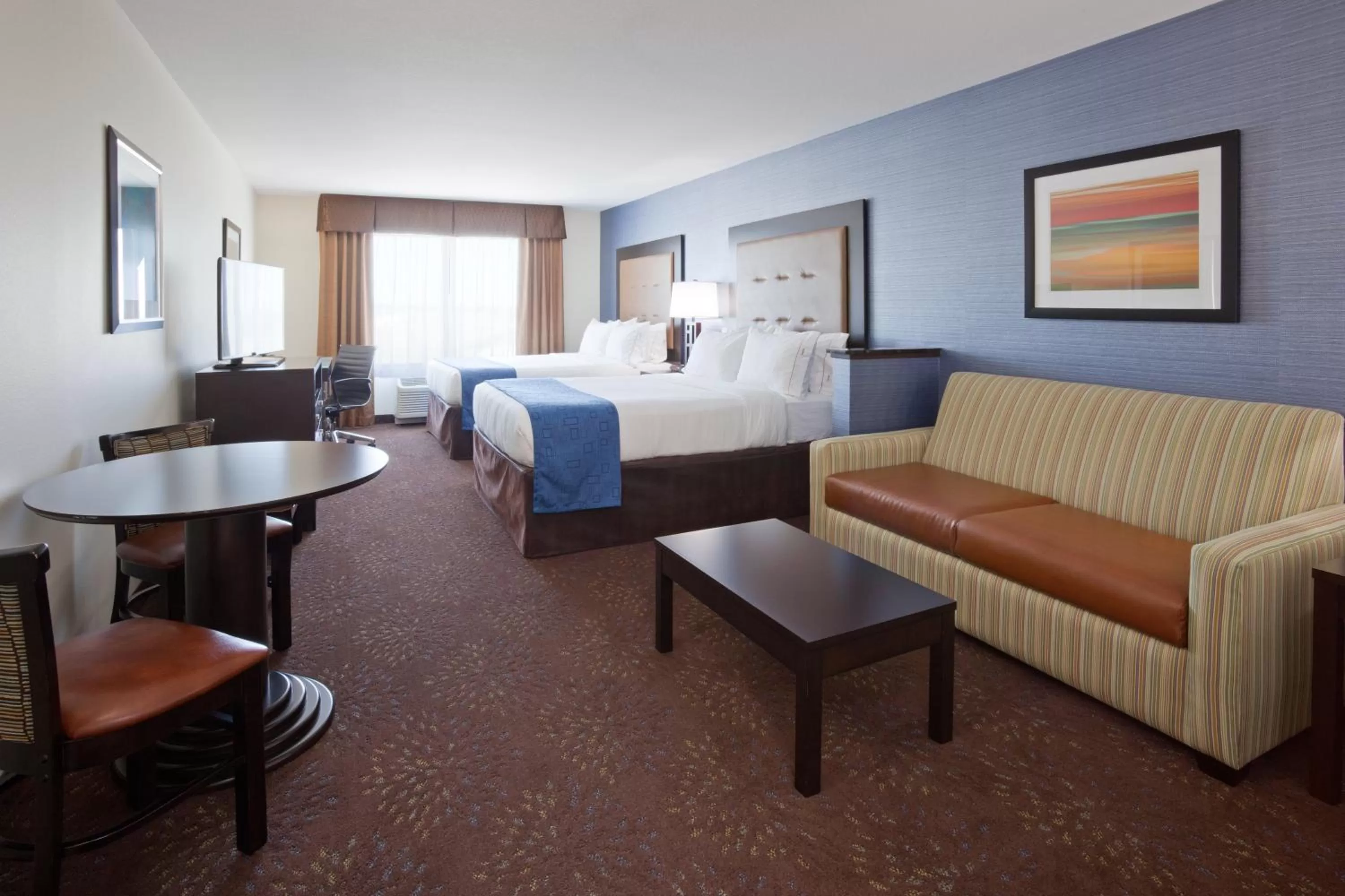 Photo of the whole room, Bed in Holiday Inn Express & Suites Fort Dodge by IHG