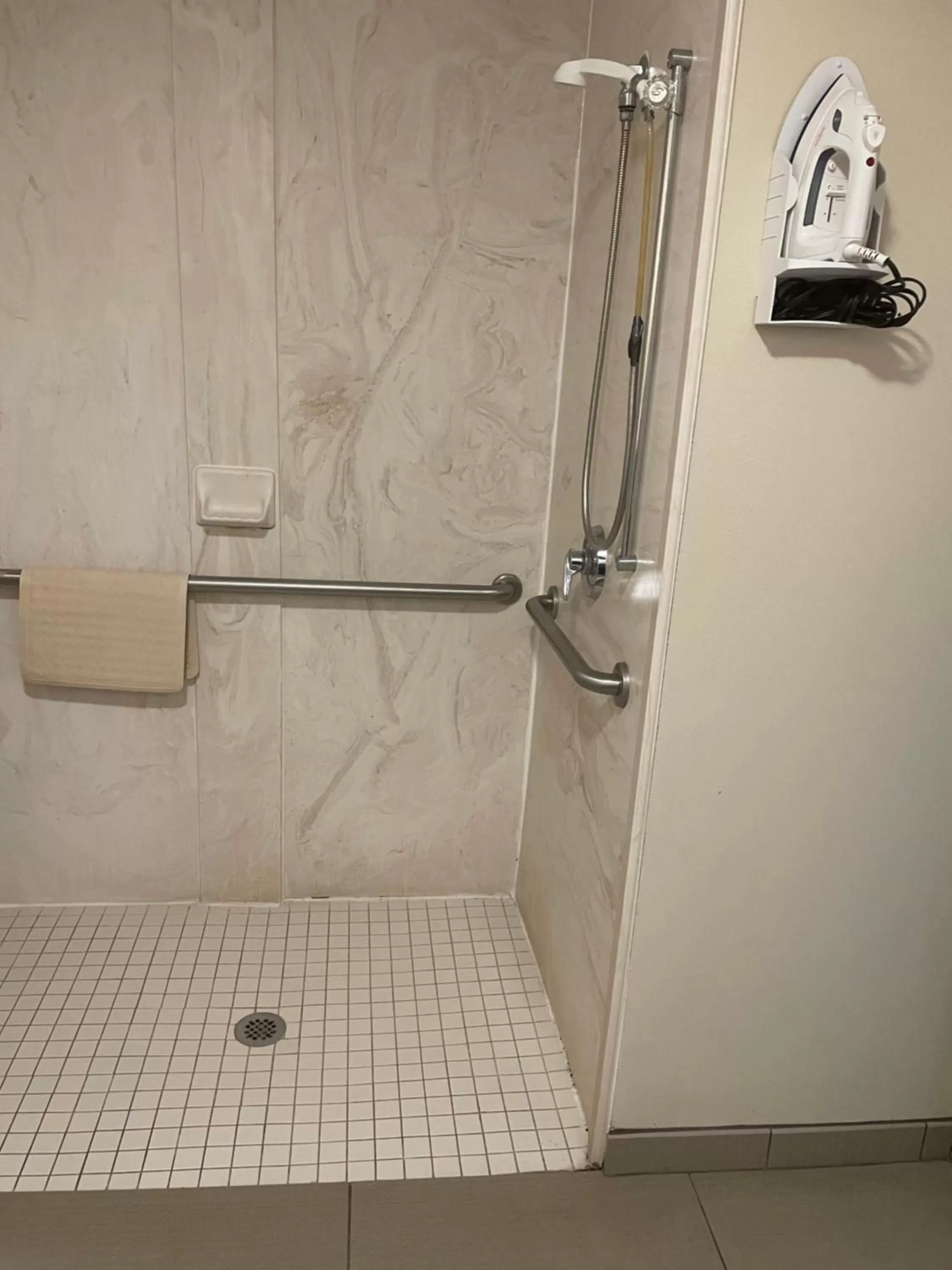 Shower in Econo Lodge Newport Smoky Mountains Gateway