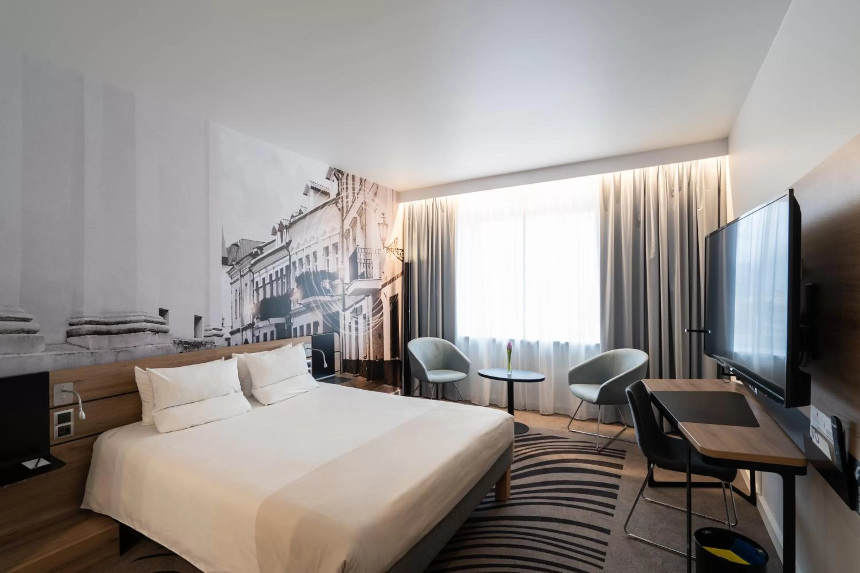 Property building, Bed in Novotel Vilnius Centre