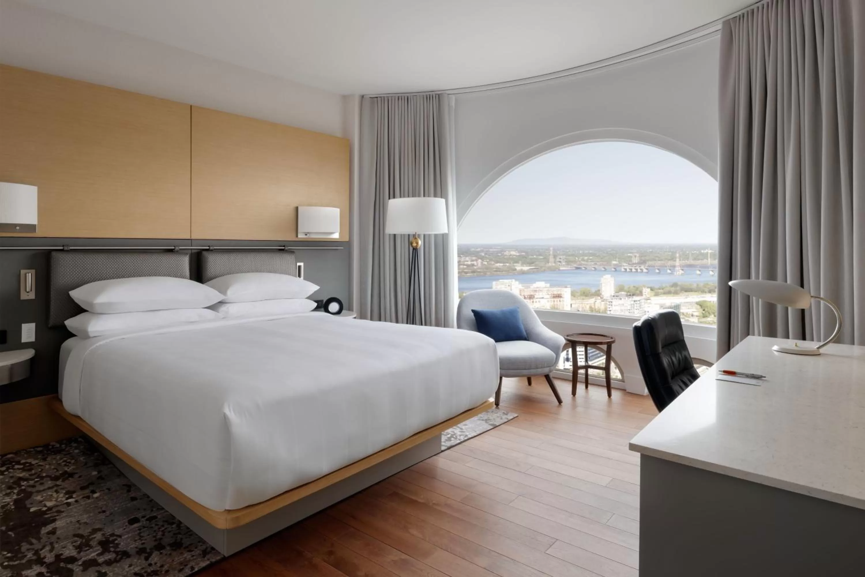 Bedroom, Bed in Montreal Marriott Chateau Champlain