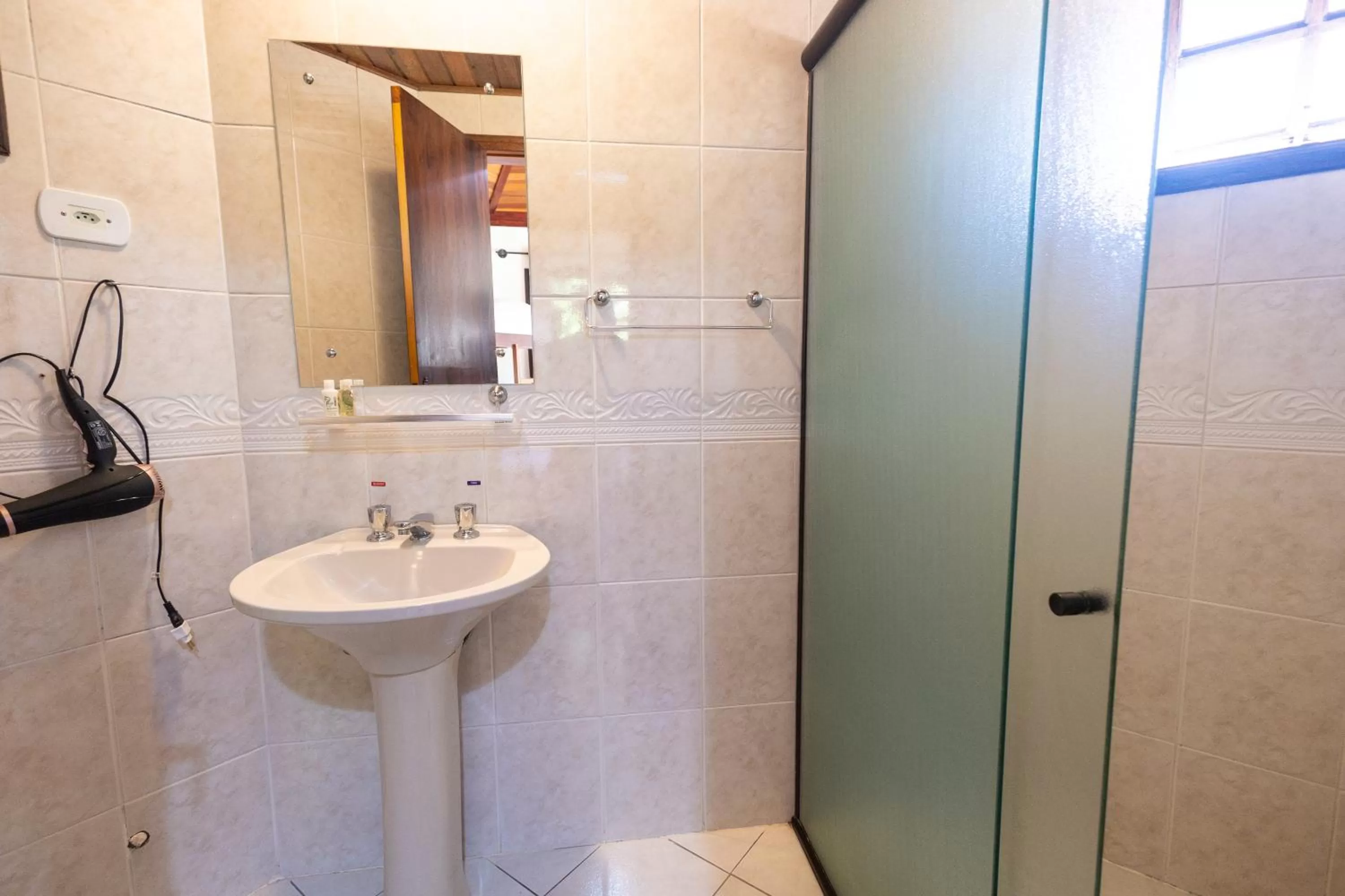 Bathroom in Chalés 3 Pinheiros